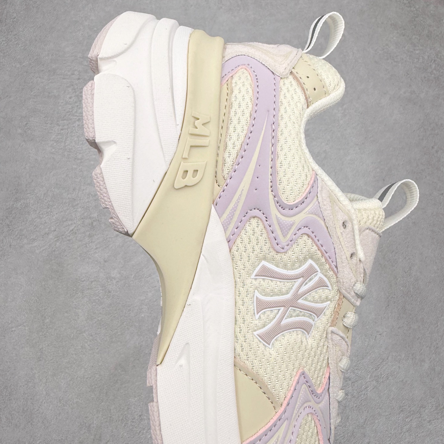 图片[6]-MLB New York Yankees Curve Runner 舒适百搭流浪鞋防滑耐磨低帮跑步鞋 Korea韩国联名NY美国榄球纽约洋基队限定 目前可过轻松秒过各类鉴定 能操作的私聊 韩国代购专供 左脚内置NFC感应 区别市面贴纸假芯片 MLB专用菱形双针中底布 重点细节中底布带注胶孔 原厂NFC感应吊牌 支持鉴定 一个两位数 原盒原标 全套原楦原纸板原厂数据开发 中韩文保养标贴 绿色防霉片 平台代购专供 独家一比一RB+MD组合大底 高频后跟小人Logo精准对位立体饱满 正确网布加超迁鞋面 转印中底走线紧密 转印Logo工艺表层防刮不掉色 尺码：35 36 36.5 37.5 38 38.5 39 40 40.5 41 42 42.5 43 44 44.5 45-选品中心