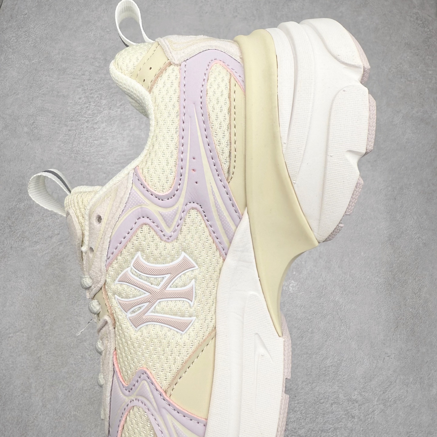 图片[7]-MLB New York Yankees Curve Runner 舒适百搭流浪鞋防滑耐磨低帮跑步鞋 Korea韩国联名NY美国榄球纽约洋基队限定 目前可过轻松秒过各类鉴定 能操作的私聊 韩国代购专供 左脚内置NFC感应 区别市面贴纸假芯片 MLB专用菱形双针中底布 重点细节中底布带注胶孔 原厂NFC感应吊牌 支持鉴定 一个两位数 原盒原标 全套原楦原纸板原厂数据开发 中韩文保养标贴 绿色防霉片 平台代购专供 独家一比一RB+MD组合大底 高频后跟小人Logo精准对位立体饱满 正确网布加超迁鞋面 转印中底走线紧密 转印Logo工艺表层防刮不掉色 尺码：35 36 36.5 37.5 38 38.5 39 40 40.5 41 42 42.5 43 44 44.5 45-选品中心