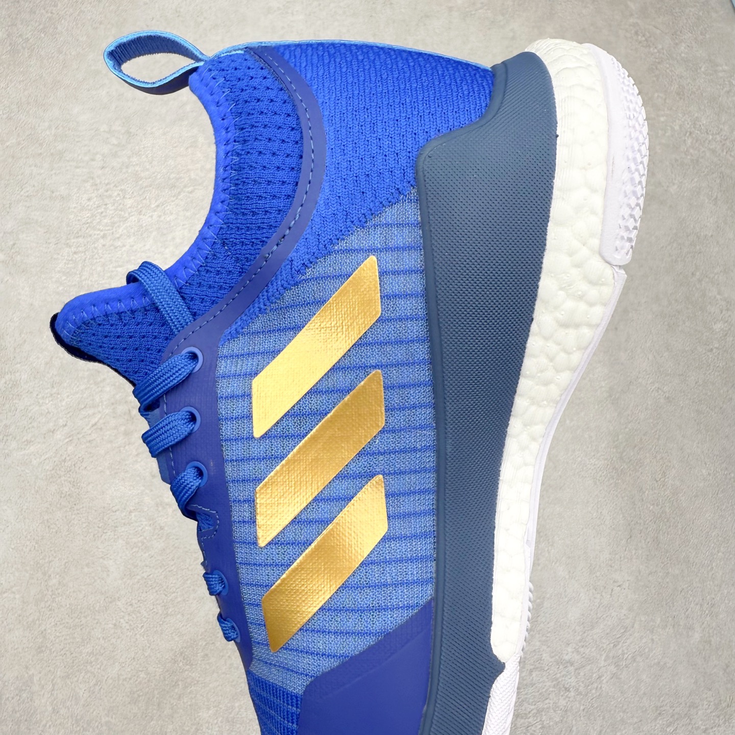 图片[7]-AD Crazyflight Mid 减震防滑中帮训练鞋 男女同款 GW5099 借助Crazyflight,您可以在球场上获得所需的支撑性贴合性，灵敏的缓冲性和透气舒适性。弹力网眼鞋面透气，可保持凉爽。TPU纱线中足护具可保持轻巧的感觉和透气性，同时提供横向稳定性。蕾丝封扣带来舒适款式。鞋跟中的绒面革衬里感觉舒适且光滑。BOOST技术可提供灵敏，缓冲的感觉，吸收震动并保持飞行。模压鞋垫可提供额外缓冲。耐用的橡胶外底可在所有方向提供牵引力和耐用性。实拍调校N版已经零色差零失真 百分百还原实物色彩所见即所得 不存在货不对板色差等低级问题 选购参考实物拍摄 不混卖不参货 只用心做好货严格选品 承诺混一赔十 尺码：36 36.5 37.5 38 38.5 39 40 40.5 41 42 42.5 43 44 44.5 45 46-选品中心