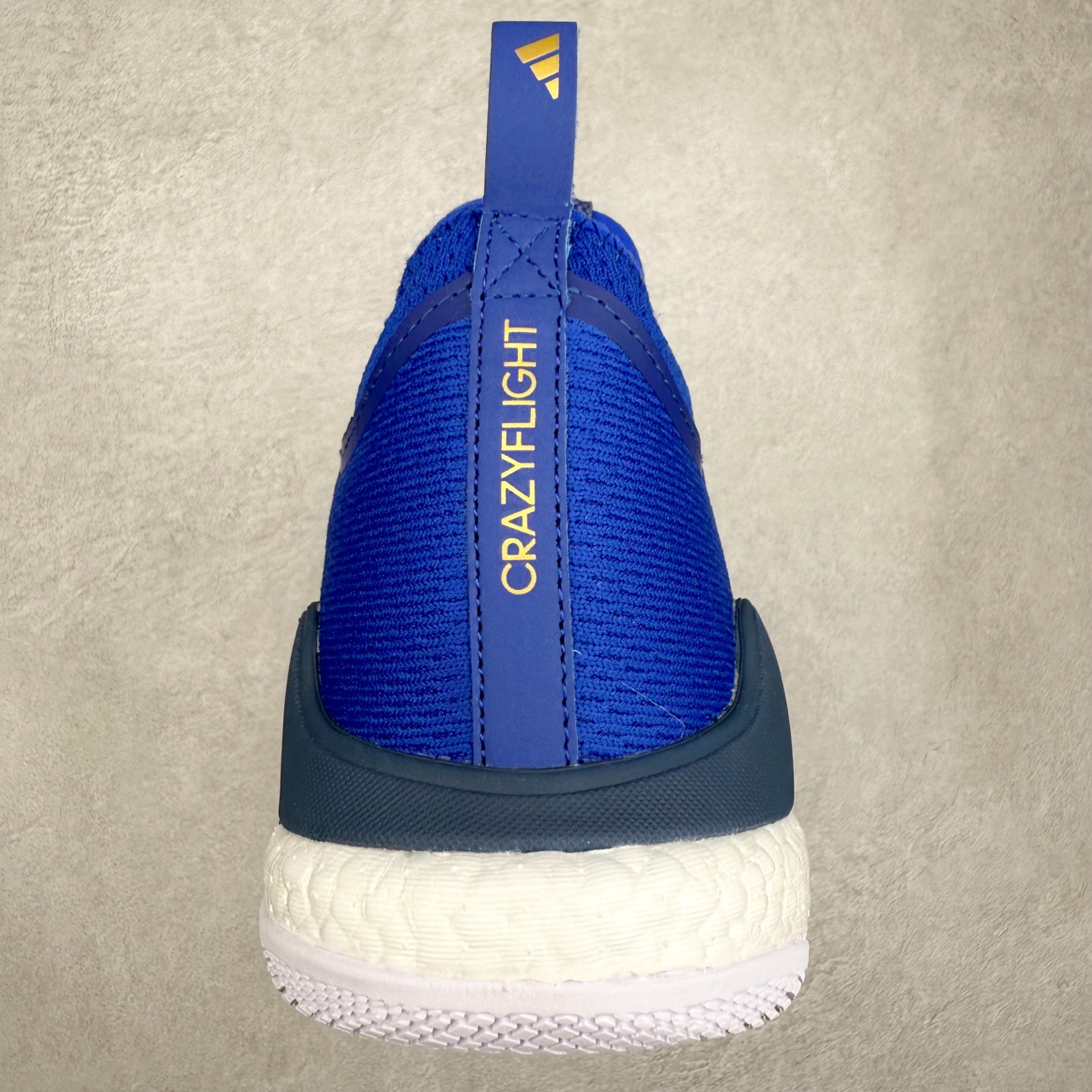 图片[8]-AD Crazyflight Mid 减震防滑中帮训练鞋 男女同款 GW5099 借助Crazyflight,您可以在球场上获得所需的支撑性贴合性，灵敏的缓冲性和透气舒适性。弹力网眼鞋面透气，可保持凉爽。TPU纱线中足护具可保持轻巧的感觉和透气性，同时提供横向稳定性。蕾丝封扣带来舒适款式。鞋跟中的绒面革衬里感觉舒适且光滑。BOOST技术可提供灵敏，缓冲的感觉，吸收震动并保持飞行。模压鞋垫可提供额外缓冲。耐用的橡胶外底可在所有方向提供牵引力和耐用性。实拍调校N版已经零色差零失真 百分百还原实物色彩所见即所得 不存在货不对板色差等低级问题 选购参考实物拍摄 不混卖不参货 只用心做好货严格选品 承诺混一赔十 尺码：36 36.5 37.5 38 38.5 39 40 40.5 41 42 42.5 43 44 44.5 45 46-选品中心