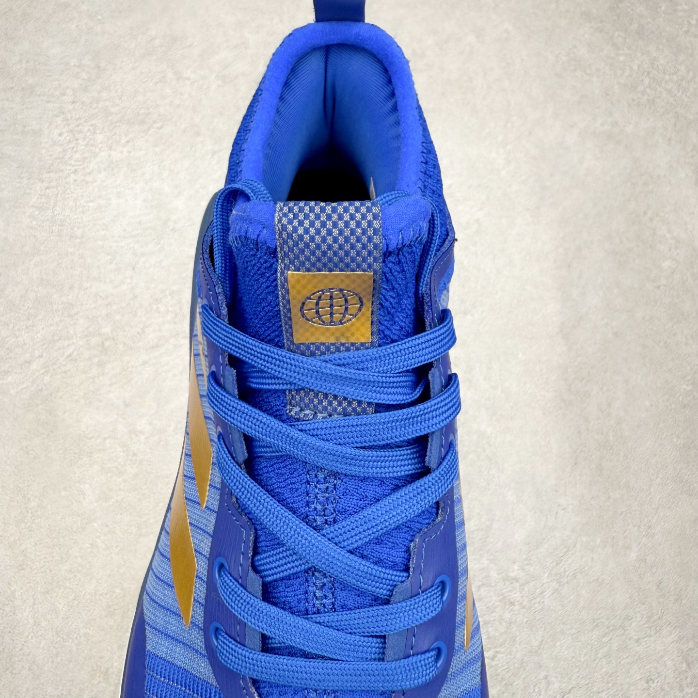 图片[5]-AD Crazyflight Mid 减震防滑中帮训练鞋 男女同款 GW5099 借助Crazyflight,您可以在球场上获得所需的支撑性贴合性，灵敏的缓冲性和透气舒适性。弹力网眼鞋面透气，可保持凉爽。TPU纱线中足护具可保持轻巧的感觉和透气性，同时提供横向稳定性。蕾丝封扣带来舒适款式。鞋跟中的绒面革衬里感觉舒适且光滑。BOOST技术可提供灵敏，缓冲的感觉，吸收震动并保持飞行。模压鞋垫可提供额外缓冲。耐用的橡胶外底可在所有方向提供牵引力和耐用性。实拍调校N版已经零色差零失真 百分百还原实物色彩所见即所得 不存在货不对板色差等低级问题 选购参考实物拍摄 不混卖不参货 只用心做好货严格选品 承诺混一赔十 尺码：36 36.5 37.5 38 38.5 39 40 40.5 41 42 42.5 43 44 44.5 45 46-选品中心