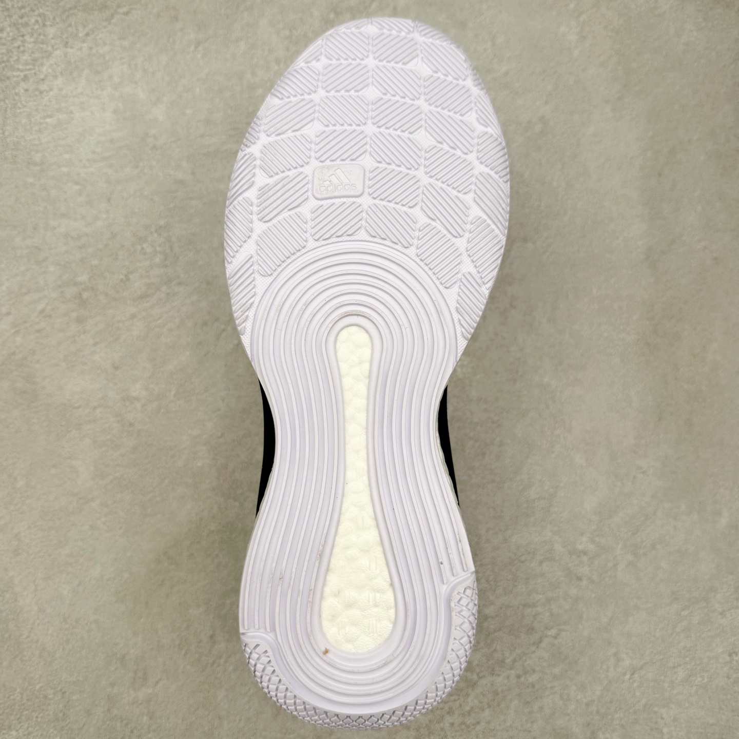 图片[9]-AD Crazyflight Mid 减震防滑中帮训练鞋 男女同款 GW5099 借助Crazyflight,您可以在球场上获得所需的支撑性贴合性，灵敏的缓冲性和透气舒适性。弹力网眼鞋面透气，可保持凉爽。TPU纱线中足护具可保持轻巧的感觉和透气性，同时提供横向稳定性。蕾丝封扣带来舒适款式。鞋跟中的绒面革衬里感觉舒适且光滑。BOOST技术可提供灵敏，缓冲的感觉，吸收震动并保持飞行。模压鞋垫可提供额外缓冲。耐用的橡胶外底可在所有方向提供牵引力和耐用性。实拍调校N版已经零色差零失真 百分百还原实物色彩所见即所得 不存在货不对板色差等低级问题 选购参考实物拍摄 不混卖不参货 只用心做好货严格选品 承诺混一赔十 尺码：36 36.5 37.5 38 38.5 39 40 40.5 41 42 42.5 43 44 44.5 45 46-选品中心