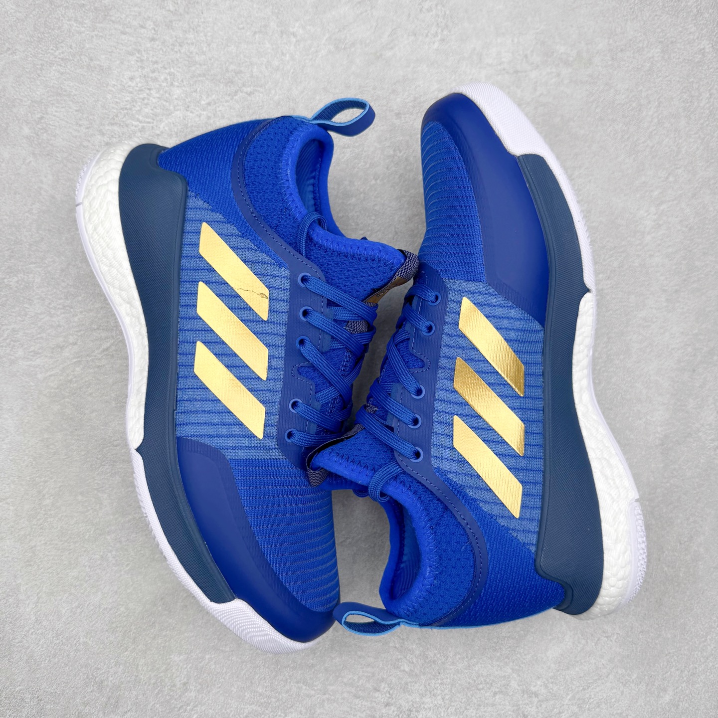 图片[3]-AD Crazyflight Mid 减震防滑中帮训练鞋 男女同款 GW5099 借助Crazyflight,您可以在球场上获得所需的支撑性贴合性，灵敏的缓冲性和透气舒适性。弹力网眼鞋面透气，可保持凉爽。TPU纱线中足护具可保持轻巧的感觉和透气性，同时提供横向稳定性。蕾丝封扣带来舒适款式。鞋跟中的绒面革衬里感觉舒适且光滑。BOOST技术可提供灵敏，缓冲的感觉，吸收震动并保持飞行。模压鞋垫可提供额外缓冲。耐用的橡胶外底可在所有方向提供牵引力和耐用性。实拍调校N版已经零色差零失真 百分百还原实物色彩所见即所得 不存在货不对板色差等低级问题 选购参考实物拍摄 不混卖不参货 只用心做好货严格选品 承诺混一赔十 尺码：36 36.5 37.5 38 38.5 39 40 40.5 41 42 42.5 43 44 44.5 45 46-选品中心