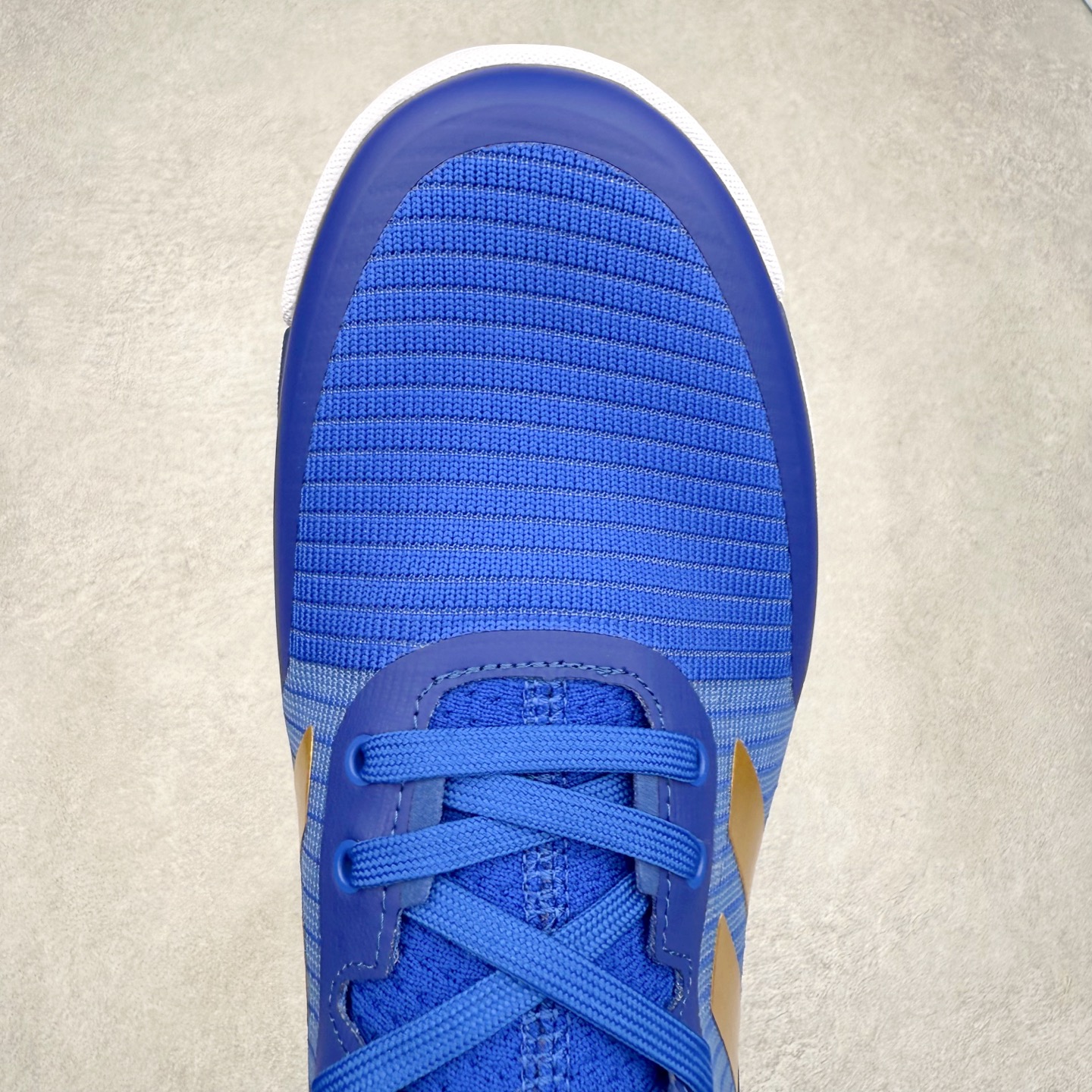 图片[4]-AD Crazyflight Mid 减震防滑中帮训练鞋 男女同款 GW5099 借助Crazyflight,您可以在球场上获得所需的支撑性贴合性，灵敏的缓冲性和透气舒适性。弹力网眼鞋面透气，可保持凉爽。TPU纱线中足护具可保持轻巧的感觉和透气性，同时提供横向稳定性。蕾丝封扣带来舒适款式。鞋跟中的绒面革衬里感觉舒适且光滑。BOOST技术可提供灵敏，缓冲的感觉，吸收震动并保持飞行。模压鞋垫可提供额外缓冲。耐用的橡胶外底可在所有方向提供牵引力和耐用性。实拍调校N版已经零色差零失真 百分百还原实物色彩所见即所得 不存在货不对板色差等低级问题 选购参考实物拍摄 不混卖不参货 只用心做好货严格选品 承诺混一赔十 尺码：36 36.5 37.5 38 38.5 39 40 40.5 41 42 42.5 43 44 44.5 45 46-选品中心