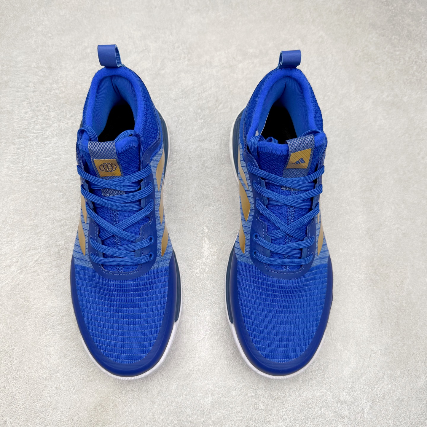 图片[2]-AD Crazyflight Mid 减震防滑中帮训练鞋 男女同款 GW5099 借助Crazyflight,您可以在球场上获得所需的支撑性贴合性，灵敏的缓冲性和透气舒适性。弹力网眼鞋面透气，可保持凉爽。TPU纱线中足护具可保持轻巧的感觉和透气性，同时提供横向稳定性。蕾丝封扣带来舒适款式。鞋跟中的绒面革衬里感觉舒适且光滑。BOOST技术可提供灵敏，缓冲的感觉，吸收震动并保持飞行。模压鞋垫可提供额外缓冲。耐用的橡胶外底可在所有方向提供牵引力和耐用性。实拍调校N版已经零色差零失真 百分百还原实物色彩所见即所得 不存在货不对板色差等低级问题 选购参考实物拍摄 不混卖不参货 只用心做好货严格选品 承诺混一赔十 尺码：36 36.5 37.5 38 38.5 39 40 40.5 41 42 42.5 43 44 44.5 45 46-选品中心