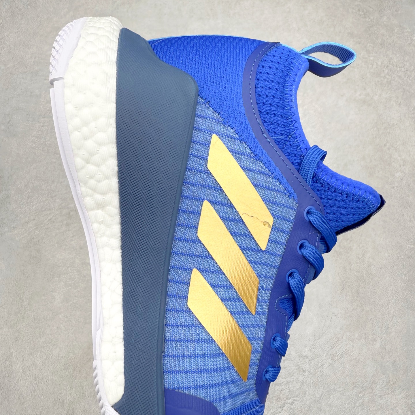 图片[6]-AD Crazyflight Mid 减震防滑中帮训练鞋 男女同款 GW5099 借助Crazyflight,您可以在球场上获得所需的支撑性贴合性，灵敏的缓冲性和透气舒适性。弹力网眼鞋面透气，可保持凉爽。TPU纱线中足护具可保持轻巧的感觉和透气性，同时提供横向稳定性。蕾丝封扣带来舒适款式。鞋跟中的绒面革衬里感觉舒适且光滑。BOOST技术可提供灵敏，缓冲的感觉，吸收震动并保持飞行。模压鞋垫可提供额外缓冲。耐用的橡胶外底可在所有方向提供牵引力和耐用性。实拍调校N版已经零色差零失真 百分百还原实物色彩所见即所得 不存在货不对板色差等低级问题 选购参考实物拍摄 不混卖不参货 只用心做好货严格选品 承诺混一赔十 尺码：36 36.5 37.5 38 38.5 39 40 40.5 41 42 42.5 43 44 44.5 45 46-选品中心