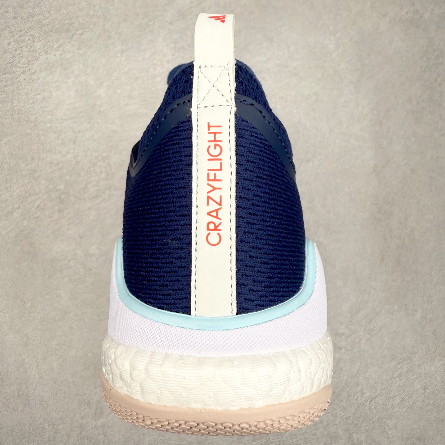 图片[8]-AD Crazyflight Mid 减震防滑中帮训练鞋 男女同款 HQ3488 借助Crazyflight,您可以在球场上获得所需的支撑性贴合性，灵敏的缓冲性和透气舒适性。弹力网眼鞋面透气，可保持凉爽。TPU纱线中足护具可保持轻巧的感觉和透气性，同时提供横向稳定性。蕾丝封扣带来舒适款式。鞋跟中的绒面革衬里感觉舒适且光滑。BOOST技术可提供灵敏，缓冲的感觉，吸收震动并保持飞行。模压鞋垫可提供额外缓冲。耐用的橡胶外底可在所有方向提供牵引力和耐用性。实拍调校N版已经零色差零失真 百分百还原实物色彩所见即所得 不存在货不对板色差等低级问题 选购参考实物拍摄 不混卖不参货 只用心做好货严格选品 承诺混一赔十 尺码：36 36.5 37.5 38 38.5 39 40 40.5 41 42 42.5 43 44 44.5 45 46-选品中心