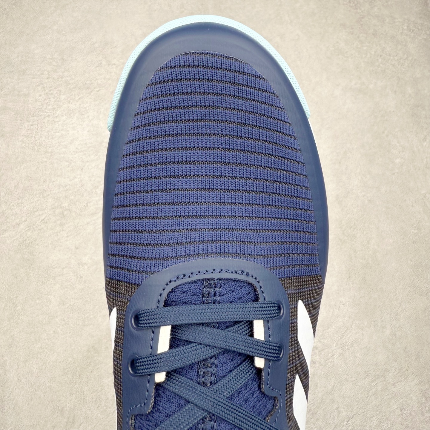 图片[4]-AD Crazyflight Mid 减震防滑中帮训练鞋 男女同款 HQ3488 借助Crazyflight,您可以在球场上获得所需的支撑性贴合性，灵敏的缓冲性和透气舒适性。弹力网眼鞋面透气，可保持凉爽。TPU纱线中足护具可保持轻巧的感觉和透气性，同时提供横向稳定性。蕾丝封扣带来舒适款式。鞋跟中的绒面革衬里感觉舒适且光滑。BOOST技术可提供灵敏，缓冲的感觉，吸收震动并保持飞行。模压鞋垫可提供额外缓冲。耐用的橡胶外底可在所有方向提供牵引力和耐用性。实拍调校N版已经零色差零失真 百分百还原实物色彩所见即所得 不存在货不对板色差等低级问题 选购参考实物拍摄 不混卖不参货 只用心做好货严格选品 承诺混一赔十 尺码：36 36.5 37.5 38 38.5 39 40 40.5 41 42 42.5 43 44 44.5 45 46-选品中心