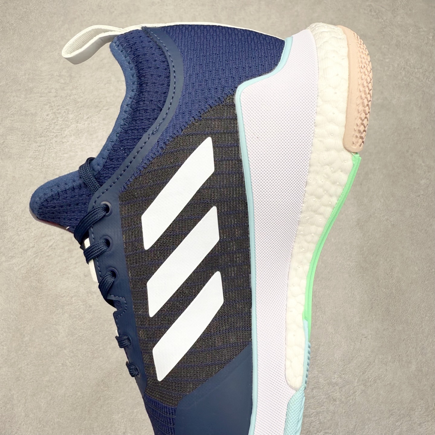 图片[7]-AD Crazyflight Mid 减震防滑中帮训练鞋 男女同款 HQ3488 借助Crazyflight,您可以在球场上获得所需的支撑性贴合性，灵敏的缓冲性和透气舒适性。弹力网眼鞋面透气，可保持凉爽。TPU纱线中足护具可保持轻巧的感觉和透气性，同时提供横向稳定性。蕾丝封扣带来舒适款式。鞋跟中的绒面革衬里感觉舒适且光滑。BOOST技术可提供灵敏，缓冲的感觉，吸收震动并保持飞行。模压鞋垫可提供额外缓冲。耐用的橡胶外底可在所有方向提供牵引力和耐用性。实拍调校N版已经零色差零失真 百分百还原实物色彩所见即所得 不存在货不对板色差等低级问题 选购参考实物拍摄 不混卖不参货 只用心做好货严格选品 承诺混一赔十 尺码：36 36.5 37.5 38 38.5 39 40 40.5 41 42 42.5 43 44 44.5 45 46-选品中心