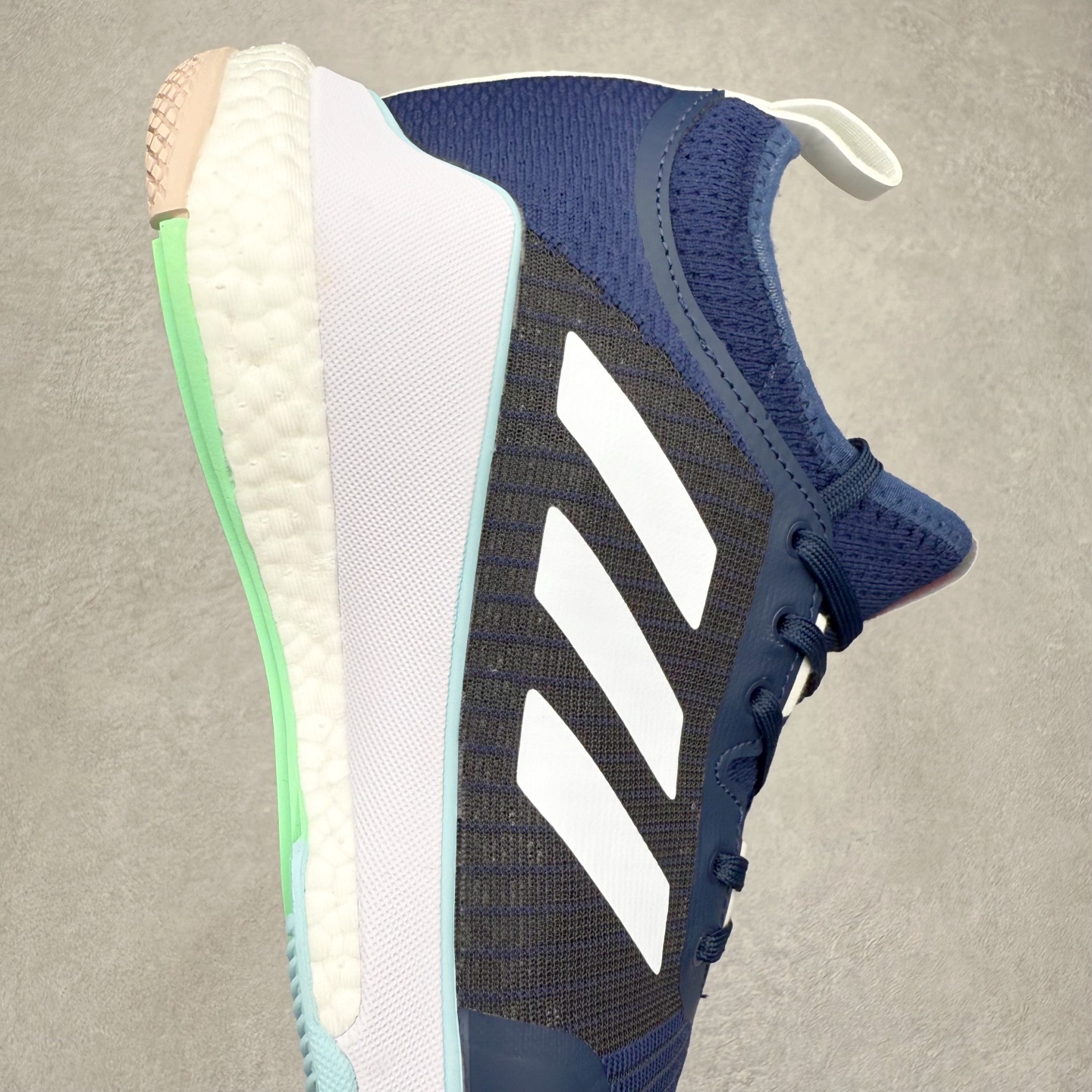 图片[6]-AD Crazyflight Mid 减震防滑中帮训练鞋 男女同款 HQ3488 借助Crazyflight,您可以在球场上获得所需的支撑性贴合性，灵敏的缓冲性和透气舒适性。弹力网眼鞋面透气，可保持凉爽。TPU纱线中足护具可保持轻巧的感觉和透气性，同时提供横向稳定性。蕾丝封扣带来舒适款式。鞋跟中的绒面革衬里感觉舒适且光滑。BOOST技术可提供灵敏，缓冲的感觉，吸收震动并保持飞行。模压鞋垫可提供额外缓冲。耐用的橡胶外底可在所有方向提供牵引力和耐用性。实拍调校N版已经零色差零失真 百分百还原实物色彩所见即所得 不存在货不对板色差等低级问题 选购参考实物拍摄 不混卖不参货 只用心做好货严格选品 承诺混一赔十 尺码：36 36.5 37.5 38 38.5 39 40 40.5 41 42 42.5 43 44 44.5 45 46-选品中心