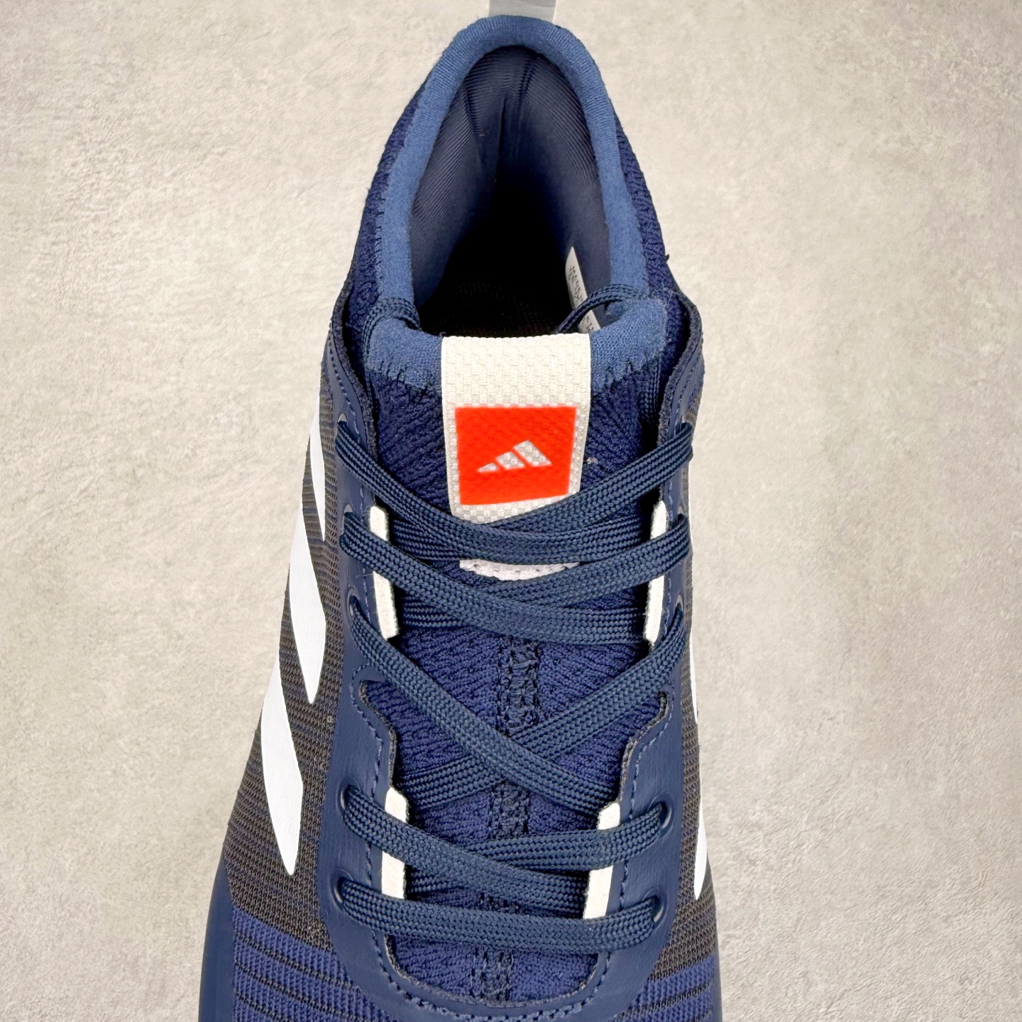 图片[5]-AD Crazyflight Mid 减震防滑中帮训练鞋 男女同款 HQ3488 借助Crazyflight,您可以在球场上获得所需的支撑性贴合性，灵敏的缓冲性和透气舒适性。弹力网眼鞋面透气，可保持凉爽。TPU纱线中足护具可保持轻巧的感觉和透气性，同时提供横向稳定性。蕾丝封扣带来舒适款式。鞋跟中的绒面革衬里感觉舒适且光滑。BOOST技术可提供灵敏，缓冲的感觉，吸收震动并保持飞行。模压鞋垫可提供额外缓冲。耐用的橡胶外底可在所有方向提供牵引力和耐用性。实拍调校N版已经零色差零失真 百分百还原实物色彩所见即所得 不存在货不对板色差等低级问题 选购参考实物拍摄 不混卖不参货 只用心做好货严格选品 承诺混一赔十 尺码：36 36.5 37.5 38 38.5 39 40 40.5 41 42 42.5 43 44 44.5 45 46-选品中心