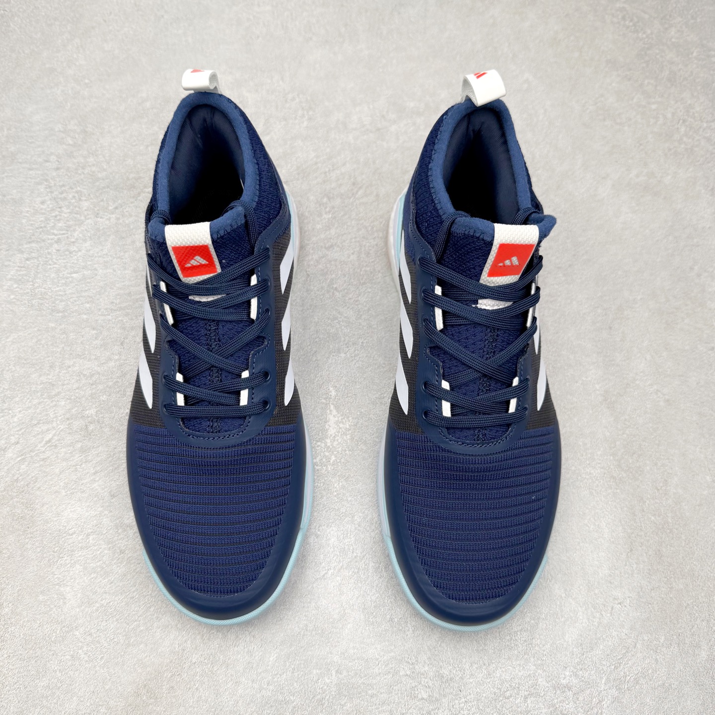 图片[2]-AD Crazyflight Mid 减震防滑中帮训练鞋 男女同款 HQ3488 借助Crazyflight,您可以在球场上获得所需的支撑性贴合性，灵敏的缓冲性和透气舒适性。弹力网眼鞋面透气，可保持凉爽。TPU纱线中足护具可保持轻巧的感觉和透气性，同时提供横向稳定性。蕾丝封扣带来舒适款式。鞋跟中的绒面革衬里感觉舒适且光滑。BOOST技术可提供灵敏，缓冲的感觉，吸收震动并保持飞行。模压鞋垫可提供额外缓冲。耐用的橡胶外底可在所有方向提供牵引力和耐用性。实拍调校N版已经零色差零失真 百分百还原实物色彩所见即所得 不存在货不对板色差等低级问题 选购参考实物拍摄 不混卖不参货 只用心做好货严格选品 承诺混一赔十 尺码：36 36.5 37.5 38 38.5 39 40 40.5 41 42 42.5 43 44 44.5 45 46-选品中心