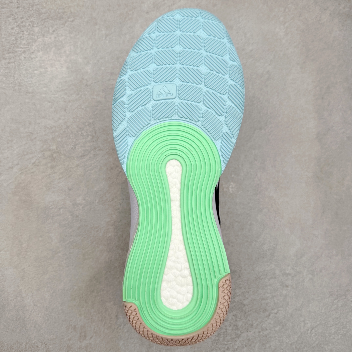 图片[9]-AD Crazyflight Mid 减震防滑中帮训练鞋 男女同款 HQ3488 借助Crazyflight,您可以在球场上获得所需的支撑性贴合性，灵敏的缓冲性和透气舒适性。弹力网眼鞋面透气，可保持凉爽。TPU纱线中足护具可保持轻巧的感觉和透气性，同时提供横向稳定性。蕾丝封扣带来舒适款式。鞋跟中的绒面革衬里感觉舒适且光滑。BOOST技术可提供灵敏，缓冲的感觉，吸收震动并保持飞行。模压鞋垫可提供额外缓冲。耐用的橡胶外底可在所有方向提供牵引力和耐用性。实拍调校N版已经零色差零失真 百分百还原实物色彩所见即所得 不存在货不对板色差等低级问题 选购参考实物拍摄 不混卖不参货 只用心做好货严格选品 承诺混一赔十 尺码：36 36.5 37.5 38 38.5 39 40 40.5 41 42 42.5 43 44 44.5 45 46-选品中心