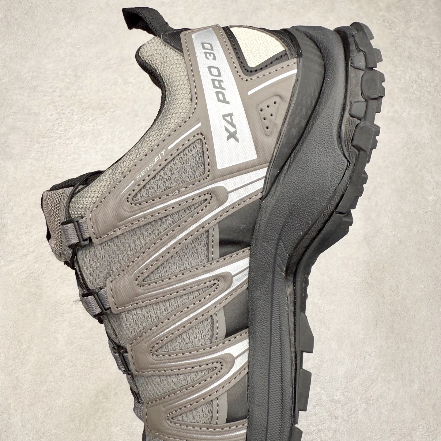 图片[7]-＃GX/绿X SALOMON XA Pro 3D ADV 萨洛蒙潮流越野机能户外功能鞋 纯原外贸平台特供订单 耗时半年巨作 全套原纸板楦头开发 原厂特供网布配套加持 确保原汁原味 完美呈现版型 原档数据独家私模五层组合大底 男女鞋同步官方开发至46.5 原装Ortholite轻量化鞋垫 中底布带钢印编号 原厂TPU锁扣 进口港宝加持 后跟自然饱满 还原公司包裹性 鞋面采用SENSIFT贴合技术 全方位贴合包裹脚型 鞋跟部鞋底牵引设计 提供强大的抓地性能 更适应野外崎岖不平的道路 其3D ADVANCED CHASSIS底盘 材料轻量大化 钉齿设计更具稳定性 防护性 鞋底易磨损区运用CONTAGRIP高耐磨材料 应对城市硬质路面长距离跑考验 尺码：36 36.5 37.5 38 38.5 39 40 40.5 41 42 42.5 43 44 44.5 45 46 46.5-选品中心