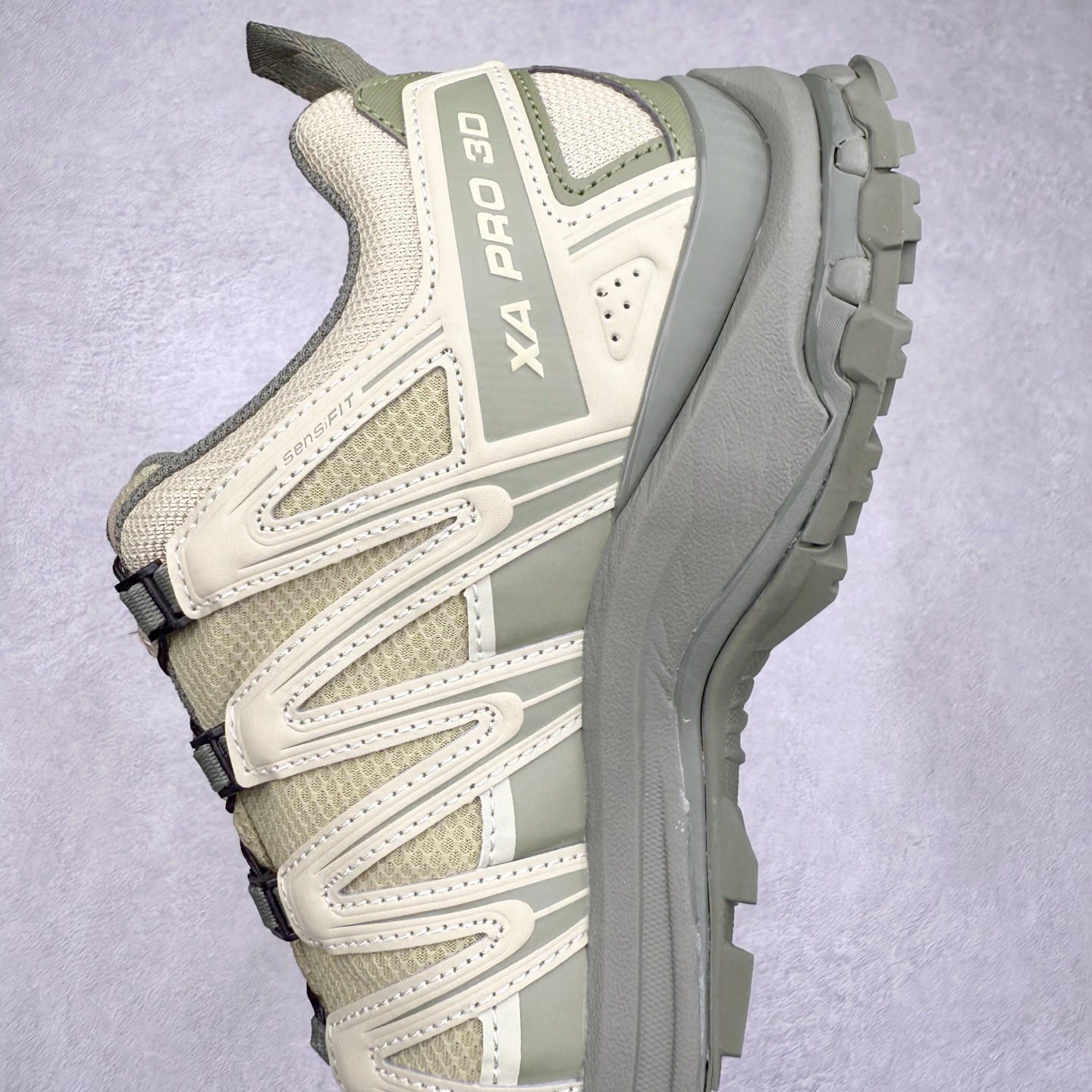 图片[7]-＃GX/绿X SALOMON XA Pro 3D ADV 萨洛蒙潮流越野机能户外功能鞋 纯原外贸平台特供订单 耗时半年巨作 全套原纸板楦头开发 原厂特供网布配套加持 确保原汁原味 完美呈现版型 原档数据独家私模五层组合大底 男女鞋同步官方开发至46.5 原装Ortholite轻量化鞋垫 中底布带钢印编号 原厂TPU锁扣 进口港宝加持 后跟自然饱满 还原公司包裹性 鞋面采用SENSIFT贴合技术 全方位贴合包裹脚型 鞋跟部鞋底牵引设计 提供强大的抓地性能 更适应野外崎岖不平的道路 其3D ADVANCED CHASSIS底盘 材料轻量大化 钉齿设计更具稳定性 防护性 鞋底易磨损区运用CONTAGRIP高耐磨材料 应对城市硬质路面长距离跑考验 尺码：36 36.5 37.5 38 38.5 39 40 40.5 41 42 42.5 43 44 44.5 45 46 46.5-选品中心