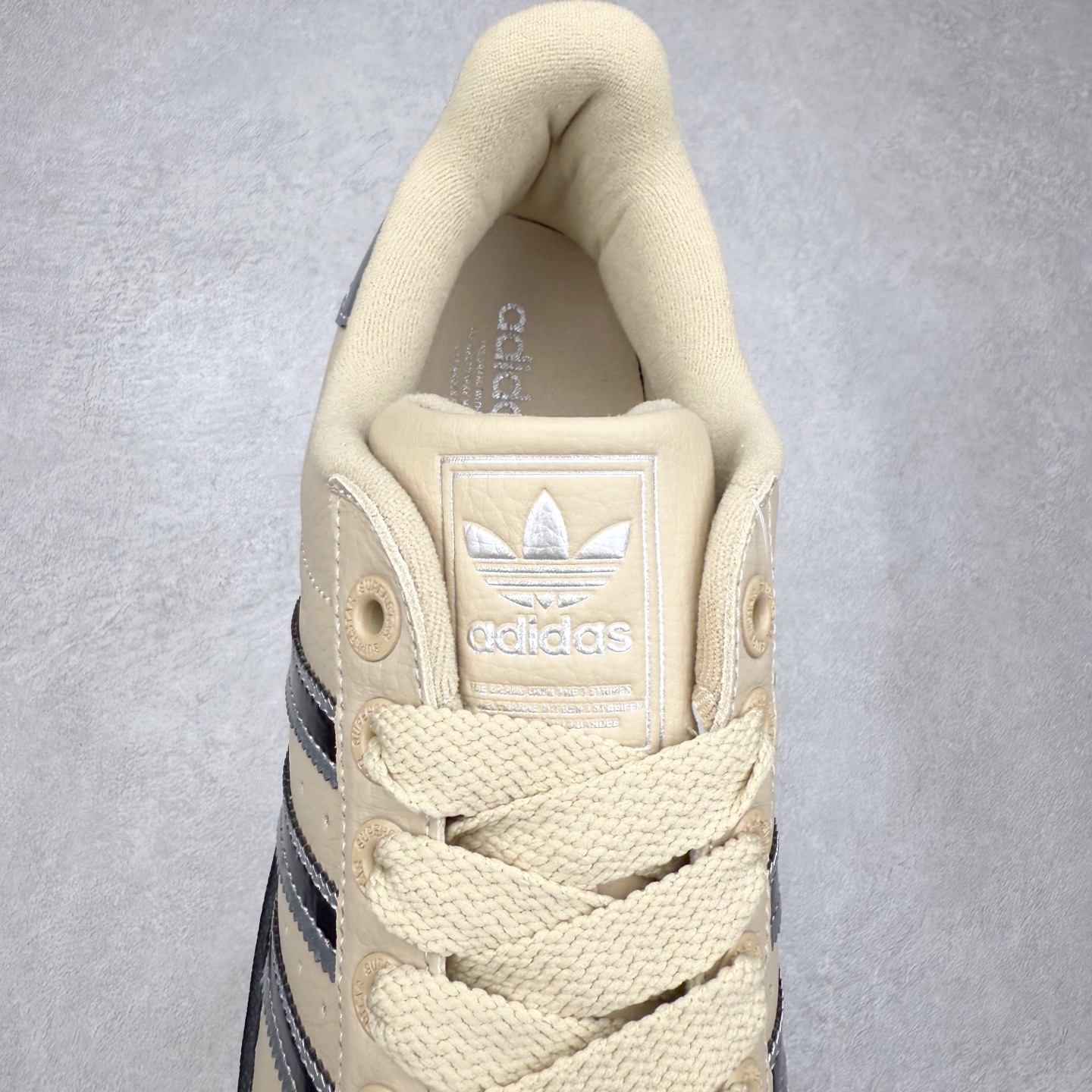 图片[5]-AD Originals Superstar 经典复古贝壳头板鞋 JR4234 诞生于1969年 是第一双将全皮面鞋 身与橡胶鞋头结合在一起的低帮篮球鞋 Superstar最开始 是作为高帮篮球鞋Pro Model的低帮版本而出现的 但因为其独特和醒目的橡胶鞋头造型而让大家熟知 被大家形象地称为\\\”shelltoe\\\”贝壳头 在70年代的美国职业篮球场上 接近3/4的NBA球员都将这双Superstar作为场上用鞋 80年代之后 经过不断的改良和发展 Superstar逐渐成为横跨时装、音乐、街头文化、休闲和运动等各大领域的时尚潮鞋 尺码：36 36.5 37 38 38.5 39 40 40.5 41 42 42.5 43 44 44.5 45-选品中心