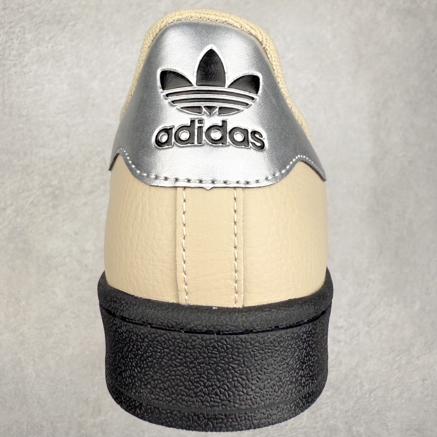 图片[8]-AD Originals Superstar 经典复古贝壳头板鞋 JR4234 诞生于1969年 是第一双将全皮面鞋 身与橡胶鞋头结合在一起的低帮篮球鞋 Superstar最开始 是作为高帮篮球鞋Pro Model的低帮版本而出现的 但因为其独特和醒目的橡胶鞋头造型而让大家熟知 被大家形象地称为\\\”shelltoe\\\”贝壳头 在70年代的美国职业篮球场上 接近3/4的NBA球员都将这双Superstar作为场上用鞋 80年代之后 经过不断的改良和发展 Superstar逐渐成为横跨时装、音乐、街头文化、休闲和运动等各大领域的时尚潮鞋 尺码：36 36.5 37 38 38.5 39 40 40.5 41 42 42.5 43 44 44.5 45-选品中心