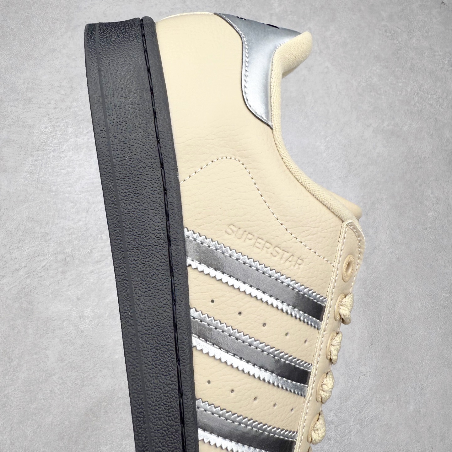 图片[6]-AD Originals Superstar 经典复古贝壳头板鞋 JR4234 诞生于1969年 是第一双将全皮面鞋 身与橡胶鞋头结合在一起的低帮篮球鞋 Superstar最开始 是作为高帮篮球鞋Pro Model的低帮版本而出现的 但因为其独特和醒目的橡胶鞋头造型而让大家熟知 被大家形象地称为\\\”shelltoe\\\”贝壳头 在70年代的美国职业篮球场上 接近3/4的NBA球员都将这双Superstar作为场上用鞋 80年代之后 经过不断的改良和发展 Superstar逐渐成为横跨时装、音乐、街头文化、休闲和运动等各大领域的时尚潮鞋 尺码：36 36.5 37 38 38.5 39 40 40.5 41 42 42.5 43 44 44.5 45-选品中心