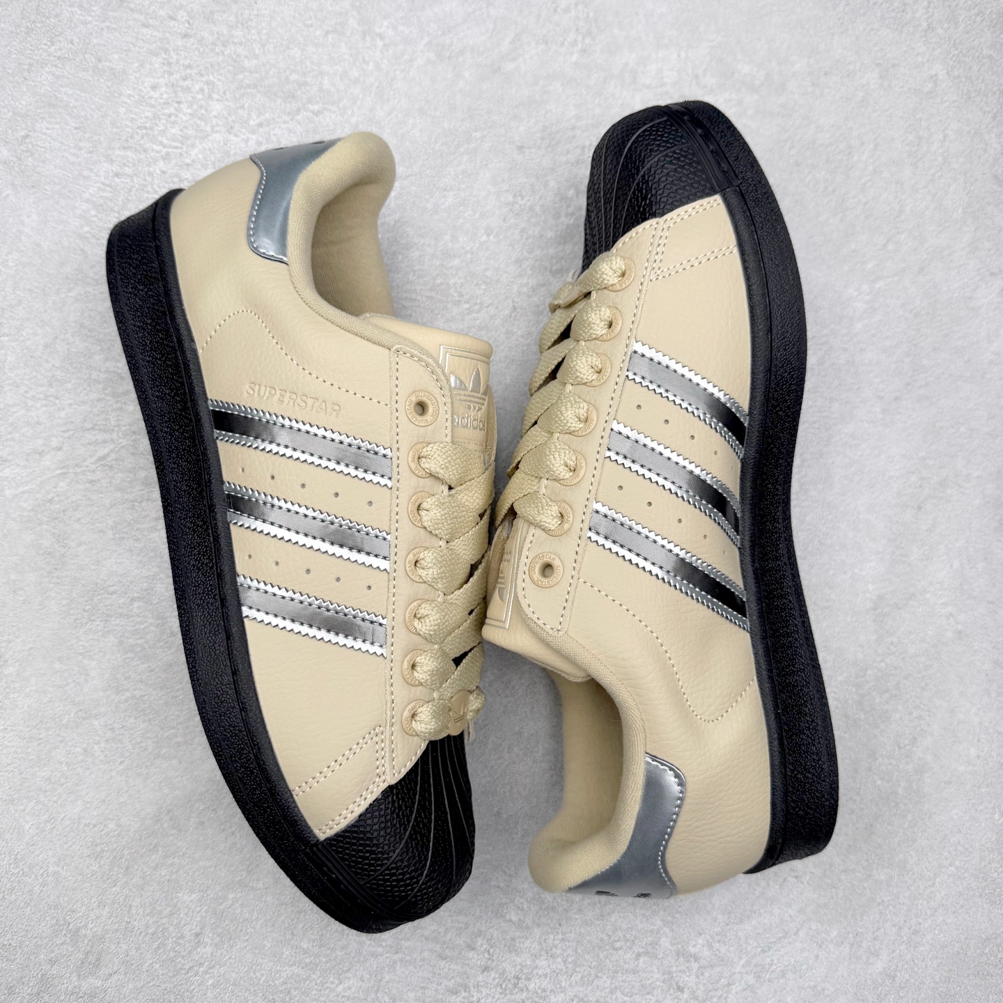 图片[3]-AD Originals Superstar 经典复古贝壳头板鞋 JR4234 诞生于1969年 是第一双将全皮面鞋 身与橡胶鞋头结合在一起的低帮篮球鞋 Superstar最开始 是作为高帮篮球鞋Pro Model的低帮版本而出现的 但因为其独特和醒目的橡胶鞋头造型而让大家熟知 被大家形象地称为\\\”shelltoe\\\”贝壳头 在70年代的美国职业篮球场上 接近3/4的NBA球员都将这双Superstar作为场上用鞋 80年代之后 经过不断的改良和发展 Superstar逐渐成为横跨时装、音乐、街头文化、休闲和运动等各大领域的时尚潮鞋 尺码：36 36.5 37 38 38.5 39 40 40.5 41 42 42.5 43 44 44.5 45-选品中心