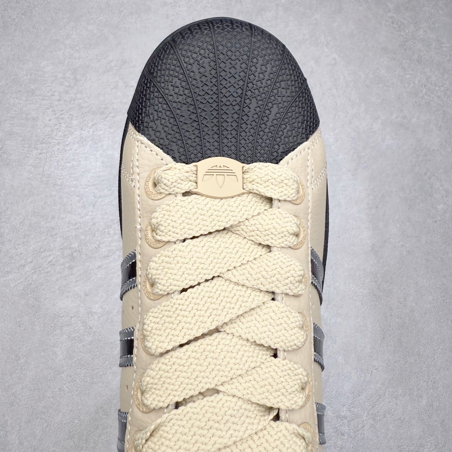 图片[4]-AD Originals Superstar 经典复古贝壳头板鞋 JR4234 诞生于1969年 是第一双将全皮面鞋 身与橡胶鞋头结合在一起的低帮篮球鞋 Superstar最开始 是作为高帮篮球鞋Pro Model的低帮版本而出现的 但因为其独特和醒目的橡胶鞋头造型而让大家熟知 被大家形象地称为\\\”shelltoe\\\”贝壳头 在70年代的美国职业篮球场上 接近3/4的NBA球员都将这双Superstar作为场上用鞋 80年代之后 经过不断的改良和发展 Superstar逐渐成为横跨时装、音乐、街头文化、休闲和运动等各大领域的时尚潮鞋 尺码：36 36.5 37 38 38.5 39 40 40.5 41 42 42.5 43 44 44.5 45-选品中心