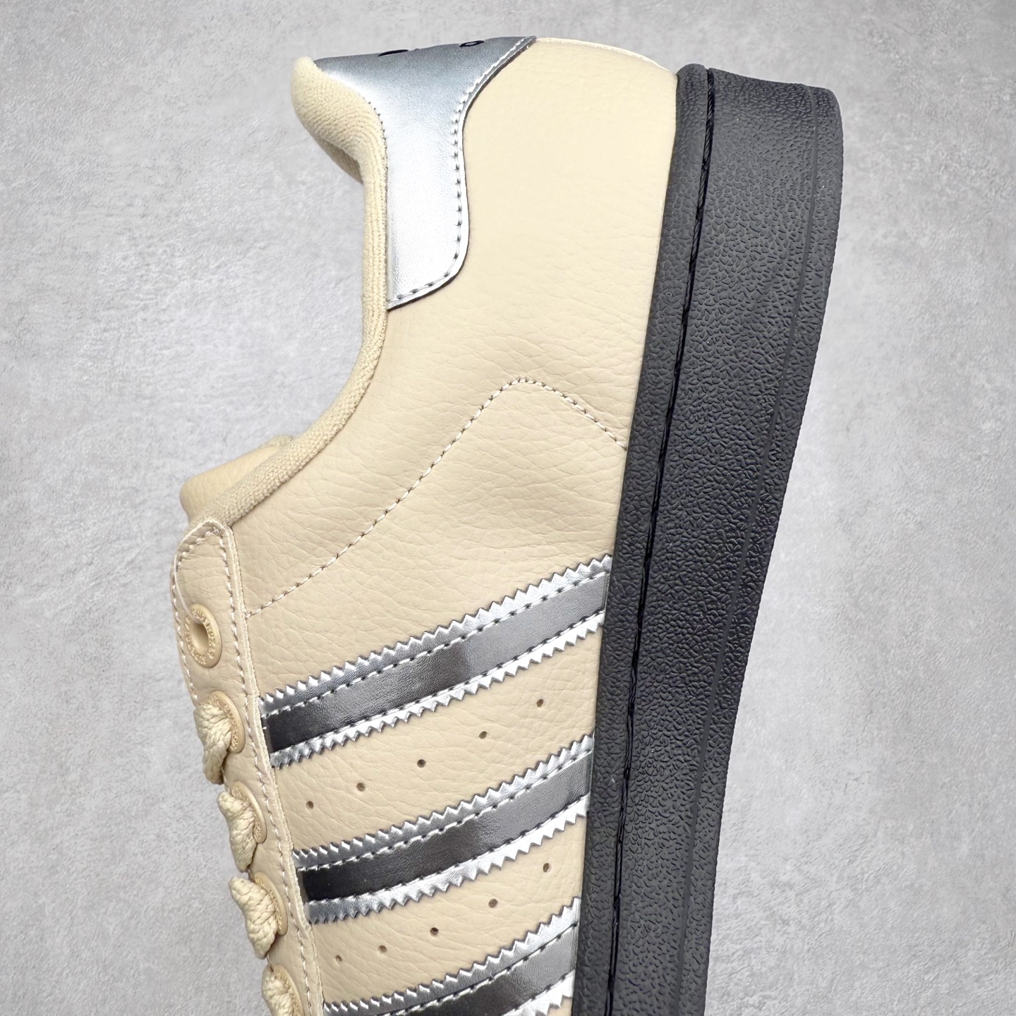 图片[7]-AD Originals Superstar 经典复古贝壳头板鞋 JR4234 诞生于1969年 是第一双将全皮面鞋 身与橡胶鞋头结合在一起的低帮篮球鞋 Superstar最开始 是作为高帮篮球鞋Pro Model的低帮版本而出现的 但因为其独特和醒目的橡胶鞋头造型而让大家熟知 被大家形象地称为\\\”shelltoe\\\”贝壳头 在70年代的美国职业篮球场上 接近3/4的NBA球员都将这双Superstar作为场上用鞋 80年代之后 经过不断的改良和发展 Superstar逐渐成为横跨时装、音乐、街头文化、休闲和运动等各大领域的时尚潮鞋 尺码：36 36.5 37 38 38.5 39 40 40.5 41 42 42.5 43 44 44.5 45-选品中心