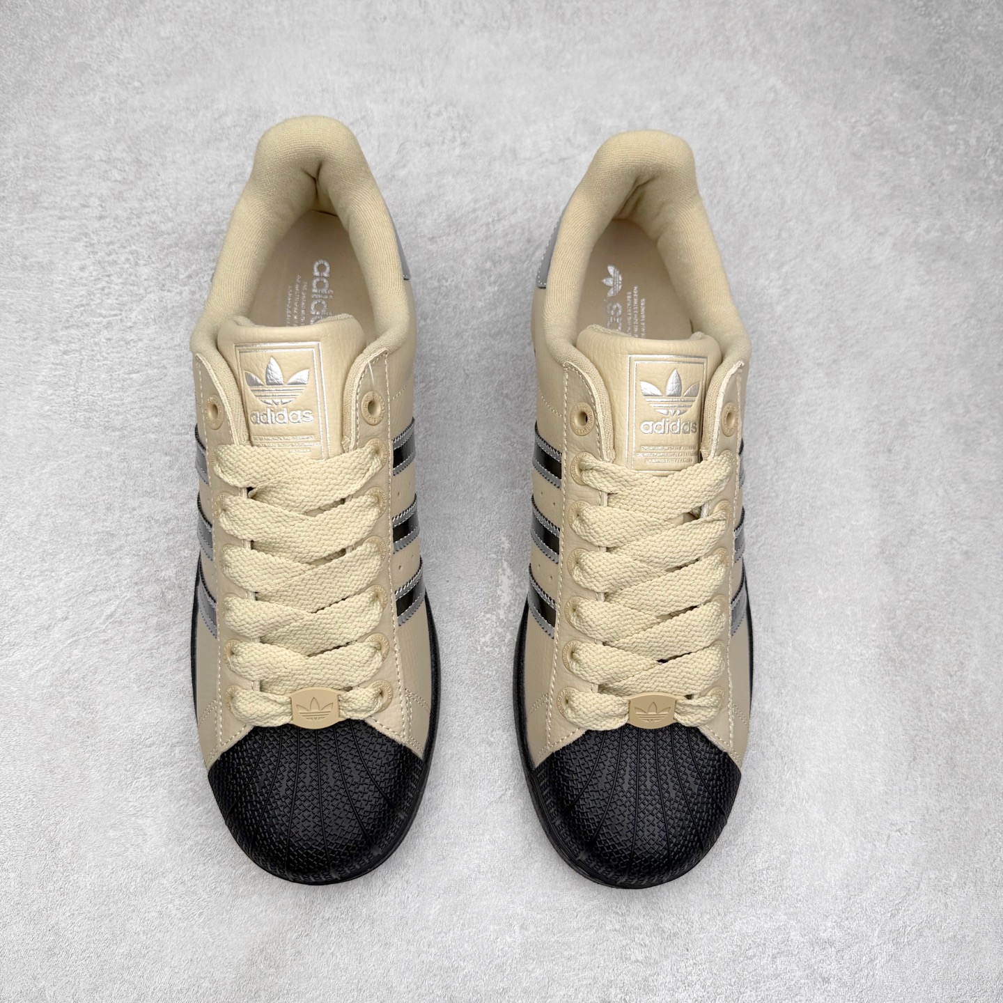 图片[2]-AD Originals Superstar 经典复古贝壳头板鞋 JR4234 诞生于1969年 是第一双将全皮面鞋 身与橡胶鞋头结合在一起的低帮篮球鞋 Superstar最开始 是作为高帮篮球鞋Pro Model的低帮版本而出现的 但因为其独特和醒目的橡胶鞋头造型而让大家熟知 被大家形象地称为\\\”shelltoe\\\”贝壳头 在70年代的美国职业篮球场上 接近3/4的NBA球员都将这双Superstar作为场上用鞋 80年代之后 经过不断的改良和发展 Superstar逐渐成为横跨时装、音乐、街头文化、休闲和运动等各大领域的时尚潮鞋 尺码：36 36.5 37 38 38.5 39 40 40.5 41 42 42.5 43 44 44.5 45-选品中心