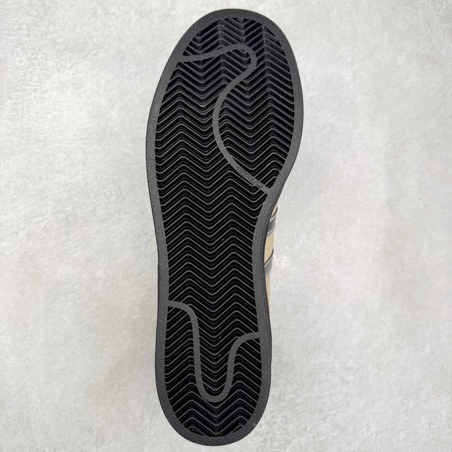 图片[9]-AD Originals Superstar 经典复古贝壳头板鞋 JR4234 诞生于1969年 是第一双将全皮面鞋 身与橡胶鞋头结合在一起的低帮篮球鞋 Superstar最开始 是作为高帮篮球鞋Pro Model的低帮版本而出现的 但因为其独特和醒目的橡胶鞋头造型而让大家熟知 被大家形象地称为\\\”shelltoe\\\”贝壳头 在70年代的美国职业篮球场上 接近3/4的NBA球员都将这双Superstar作为场上用鞋 80年代之后 经过不断的改良和发展 Superstar逐渐成为横跨时装、音乐、街头文化、休闲和运动等各大领域的时尚潮鞋 尺码：36 36.5 37 38 38.5 39 40 40.5 41 42 42.5 43 44 44.5 45-选品中心