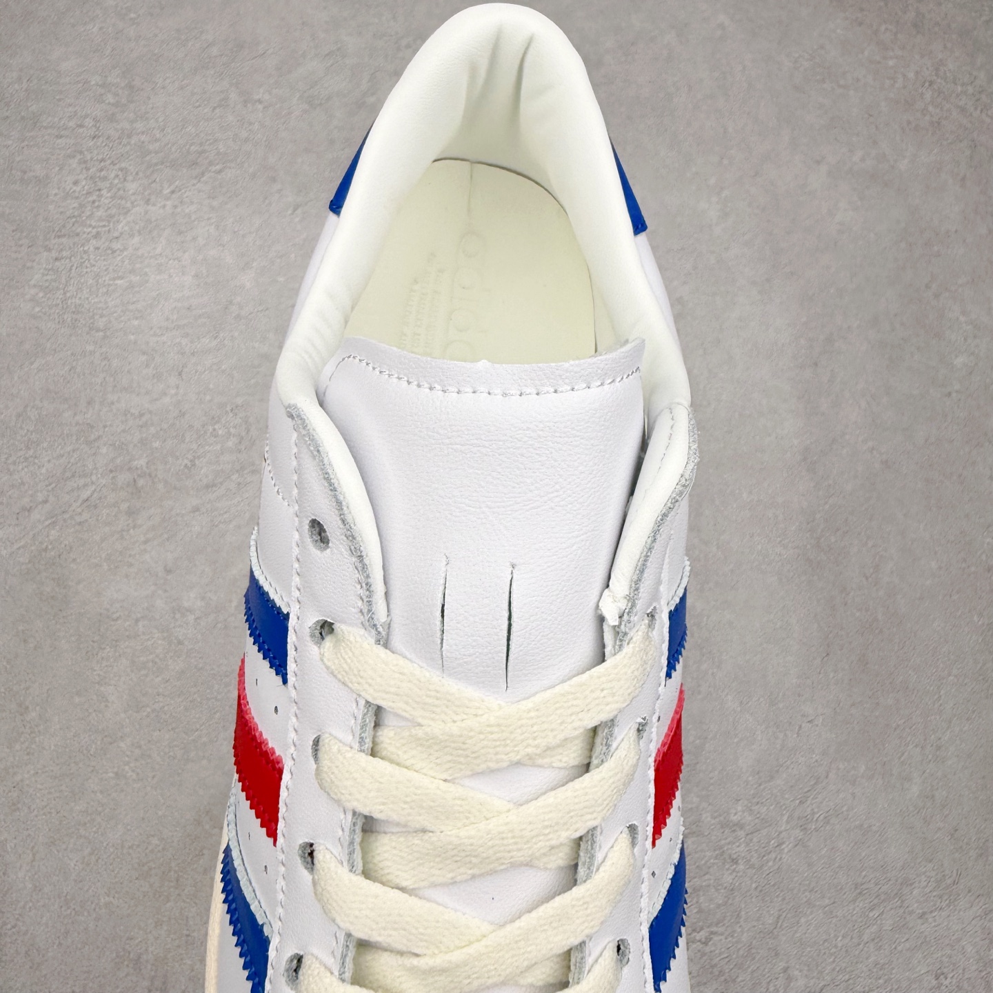 图片[5]-AD Originals Superstar 经典复古贝壳头板鞋 JQ6345 诞生于1969年 是第一双将全皮面鞋 身与橡胶鞋头结合在一起的低帮篮球鞋 Superstar最开始 是作为高帮篮球鞋Pro Model的低帮版本而出现的 但因为其独特和醒目的橡胶鞋头造型而让大家熟知 被大家形象地称为\\\”shelltoe\\\”贝壳头 在70年代的美国职业篮球场上 接近3/4的NBA球员都将这双Superstar作为场上用鞋 80年代之后 经过不断的改良和发展 Superstar逐渐成为横跨时装、音乐、街头文化、休闲和运动等各大领域的时尚潮鞋 尺码：36 36.5 37 38 38.5 39 40 40.5 41 42 42.5 43 44 44.5 45-选品中心