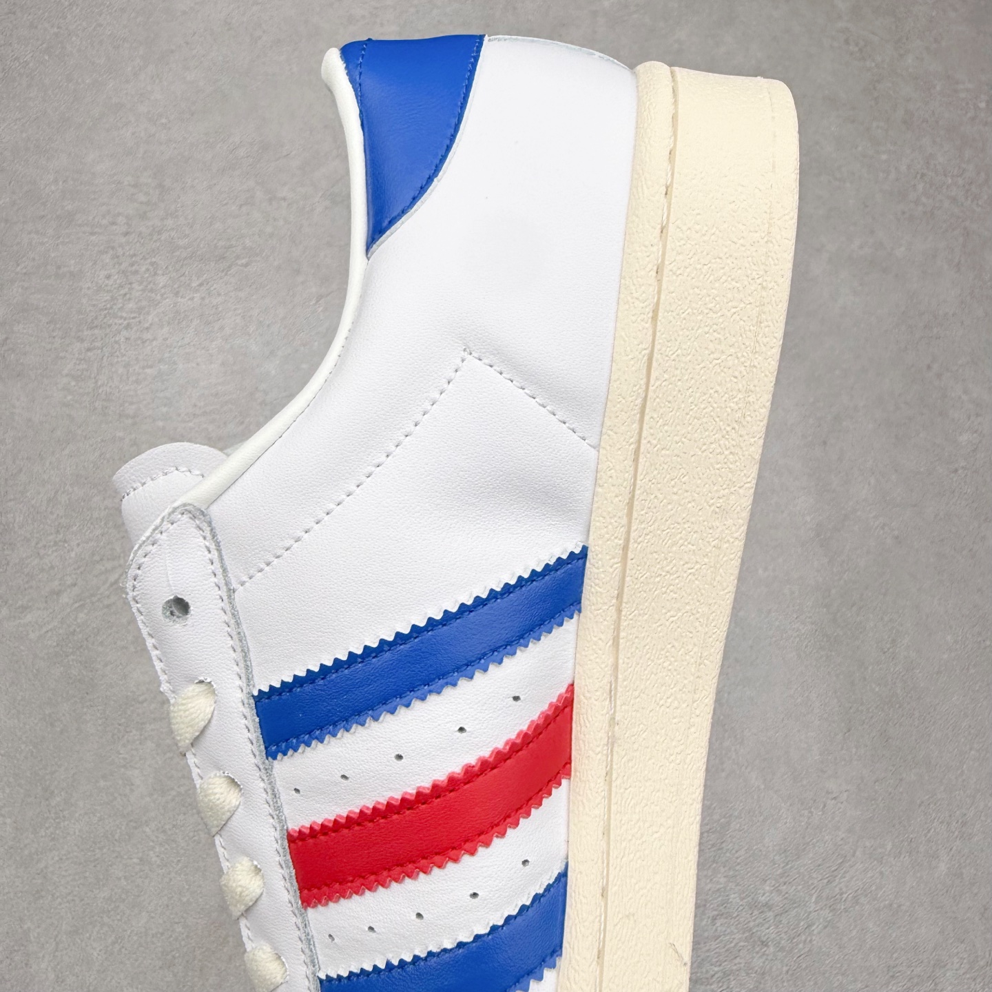 图片[7]-AD Originals Superstar 经典复古贝壳头板鞋 JQ6345 诞生于1969年 是第一双将全皮面鞋 身与橡胶鞋头结合在一起的低帮篮球鞋 Superstar最开始 是作为高帮篮球鞋Pro Model的低帮版本而出现的 但因为其独特和醒目的橡胶鞋头造型而让大家熟知 被大家形象地称为\\\”shelltoe\\\”贝壳头 在70年代的美国职业篮球场上 接近3/4的NBA球员都将这双Superstar作为场上用鞋 80年代之后 经过不断的改良和发展 Superstar逐渐成为横跨时装、音乐、街头文化、休闲和运动等各大领域的时尚潮鞋 尺码：36 36.5 37 38 38.5 39 40 40.5 41 42 42.5 43 44 44.5 45-选品中心