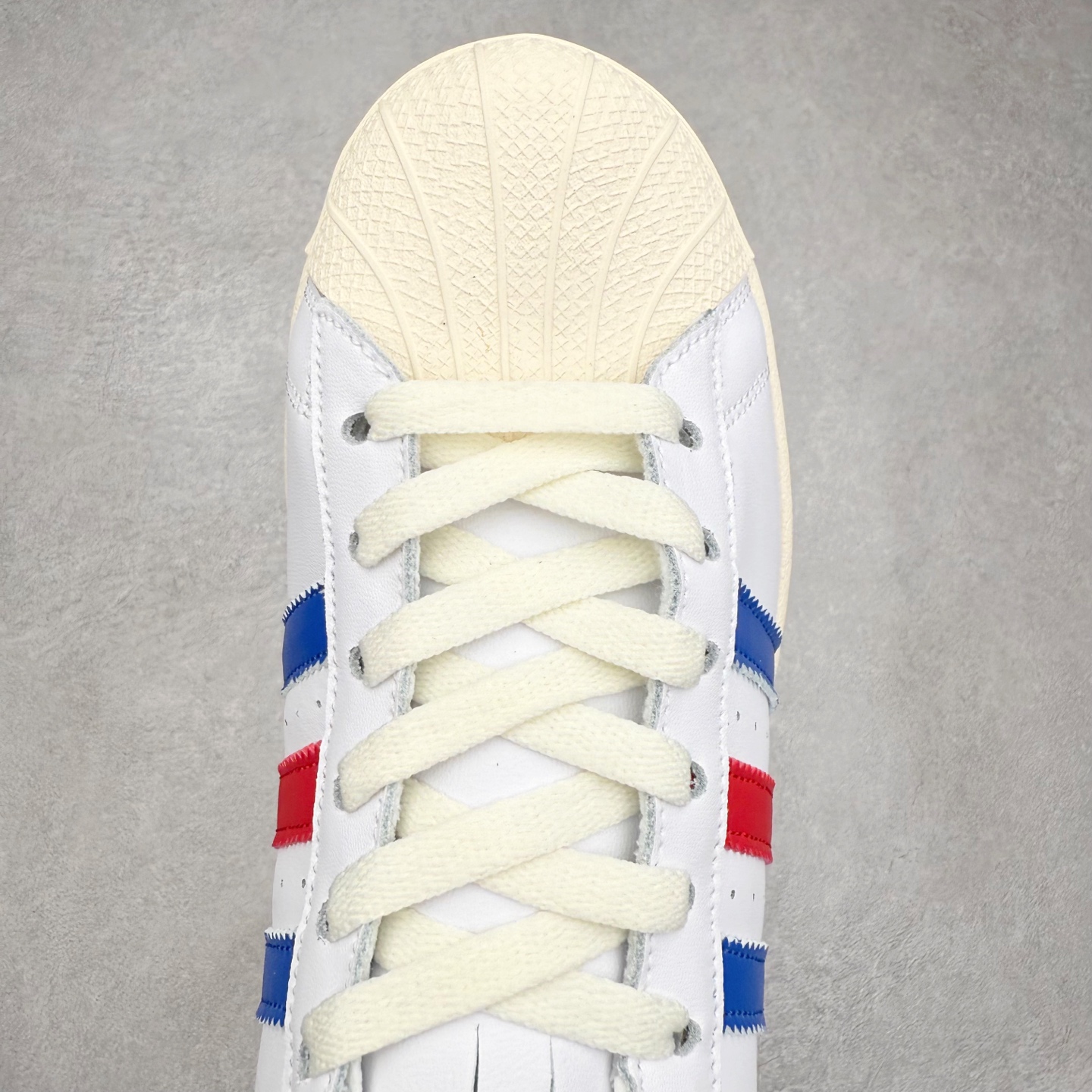 图片[4]-AD Originals Superstar 经典复古贝壳头板鞋 JQ6345 诞生于1969年 是第一双将全皮面鞋 身与橡胶鞋头结合在一起的低帮篮球鞋 Superstar最开始 是作为高帮篮球鞋Pro Model的低帮版本而出现的 但因为其独特和醒目的橡胶鞋头造型而让大家熟知 被大家形象地称为\\\”shelltoe\\\”贝壳头 在70年代的美国职业篮球场上 接近3/4的NBA球员都将这双Superstar作为场上用鞋 80年代之后 经过不断的改良和发展 Superstar逐渐成为横跨时装、音乐、街头文化、休闲和运动等各大领域的时尚潮鞋 尺码：36 36.5 37 38 38.5 39 40 40.5 41 42 42.5 43 44 44.5 45-选品中心