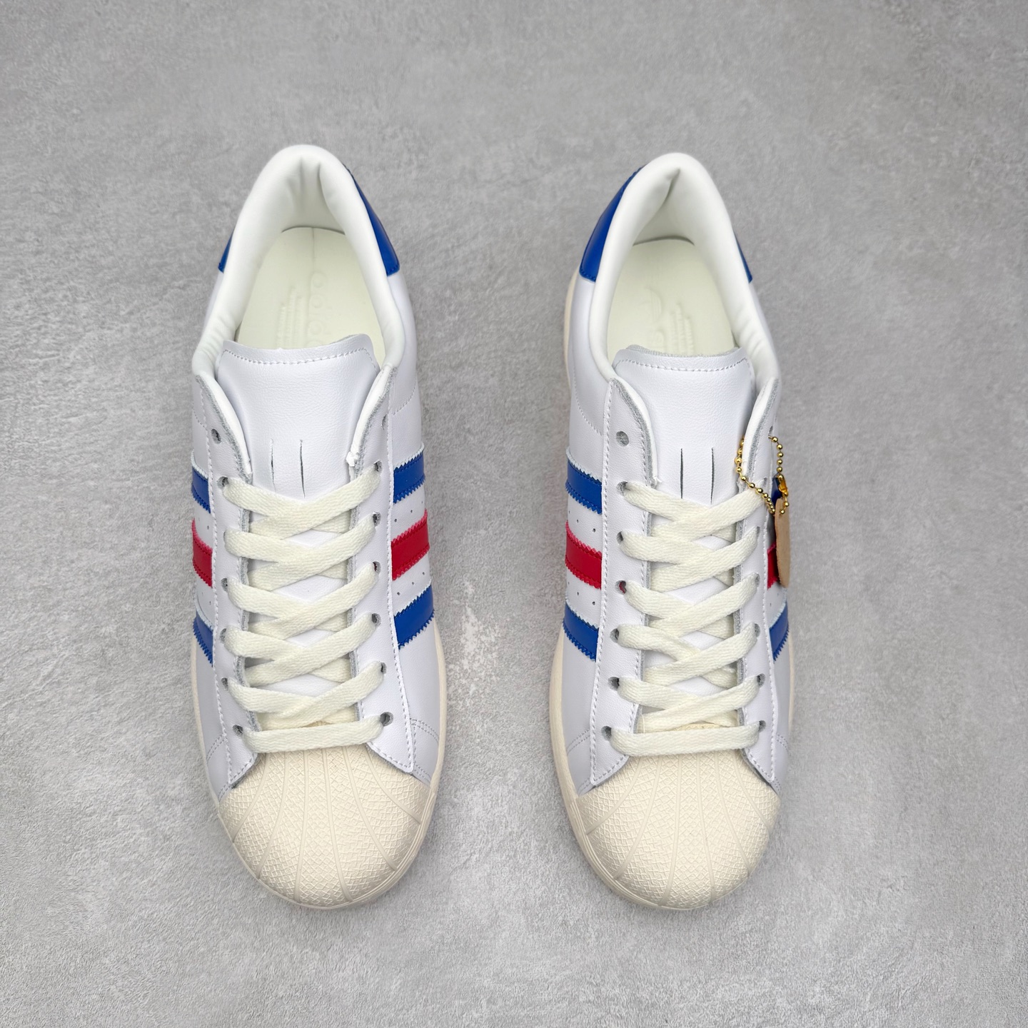 图片[2]-AD Originals Superstar 经典复古贝壳头板鞋 JQ6345 诞生于1969年 是第一双将全皮面鞋 身与橡胶鞋头结合在一起的低帮篮球鞋 Superstar最开始 是作为高帮篮球鞋Pro Model的低帮版本而出现的 但因为其独特和醒目的橡胶鞋头造型而让大家熟知 被大家形象地称为\\\”shelltoe\\\”贝壳头 在70年代的美国职业篮球场上 接近3/4的NBA球员都将这双Superstar作为场上用鞋 80年代之后 经过不断的改良和发展 Superstar逐渐成为横跨时装、音乐、街头文化、休闲和运动等各大领域的时尚潮鞋 尺码：36 36.5 37 38 38.5 39 40 40.5 41 42 42.5 43 44 44.5 45-选品中心