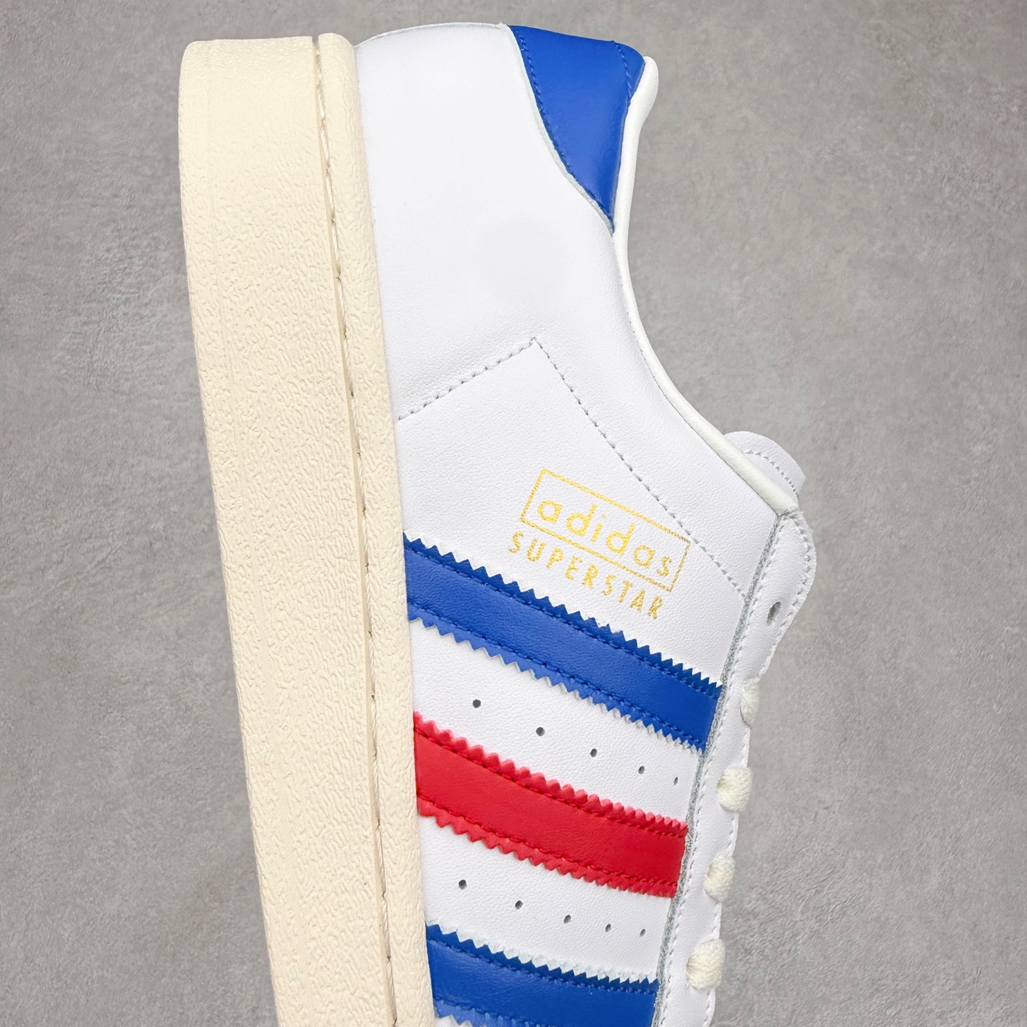 图片[6]-AD Originals Superstar 经典复古贝壳头板鞋 JQ6345 诞生于1969年 是第一双将全皮面鞋 身与橡胶鞋头结合在一起的低帮篮球鞋 Superstar最开始 是作为高帮篮球鞋Pro Model的低帮版本而出现的 但因为其独特和醒目的橡胶鞋头造型而让大家熟知 被大家形象地称为\\\”shelltoe\\\”贝壳头 在70年代的美国职业篮球场上 接近3/4的NBA球员都将这双Superstar作为场上用鞋 80年代之后 经过不断的改良和发展 Superstar逐渐成为横跨时装、音乐、街头文化、休闲和运动等各大领域的时尚潮鞋 尺码：36 36.5 37 38 38.5 39 40 40.5 41 42 42.5 43 44 44.5 45-选品中心