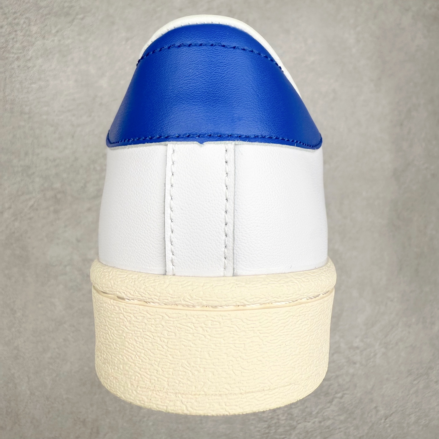 图片[8]-AD Originals Superstar 经典复古贝壳头板鞋 JQ6345 诞生于1969年 是第一双将全皮面鞋 身与橡胶鞋头结合在一起的低帮篮球鞋 Superstar最开始 是作为高帮篮球鞋Pro Model的低帮版本而出现的 但因为其独特和醒目的橡胶鞋头造型而让大家熟知 被大家形象地称为\\\”shelltoe\\\”贝壳头 在70年代的美国职业篮球场上 接近3/4的NBA球员都将这双Superstar作为场上用鞋 80年代之后 经过不断的改良和发展 Superstar逐渐成为横跨时装、音乐、街头文化、休闲和运动等各大领域的时尚潮鞋 尺码：36 36.5 37 38 38.5 39 40 40.5 41 42 42.5 43 44 44.5 45-选品中心