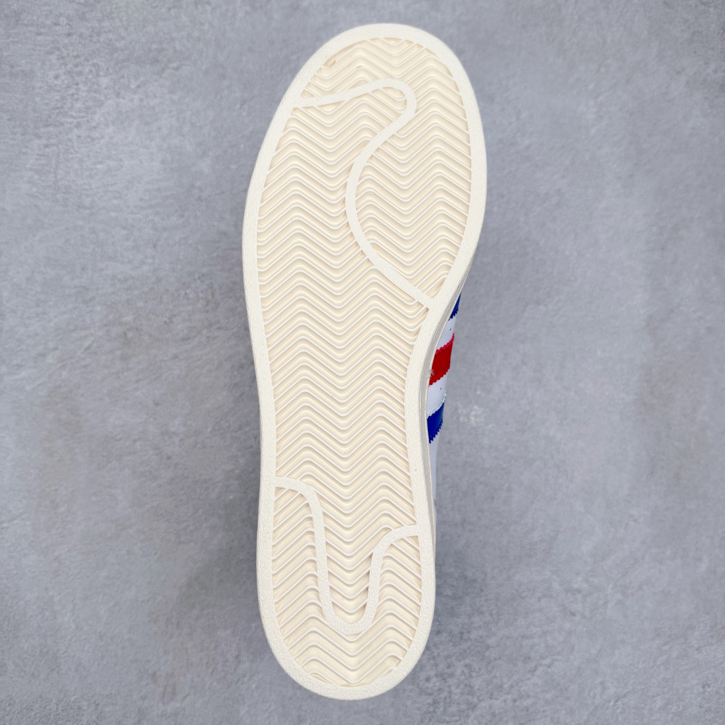 图片[9]-AD Originals Superstar 经典复古贝壳头板鞋 JQ6345 诞生于1969年 是第一双将全皮面鞋 身与橡胶鞋头结合在一起的低帮篮球鞋 Superstar最开始 是作为高帮篮球鞋Pro Model的低帮版本而出现的 但因为其独特和醒目的橡胶鞋头造型而让大家熟知 被大家形象地称为\\\”shelltoe\\\”贝壳头 在70年代的美国职业篮球场上 接近3/4的NBA球员都将这双Superstar作为场上用鞋 80年代之后 经过不断的改良和发展 Superstar逐渐成为横跨时装、音乐、街头文化、休闲和运动等各大领域的时尚潮鞋 尺码：36 36.5 37 38 38.5 39 40 40.5 41 42 42.5 43 44 44.5 45-选品中心