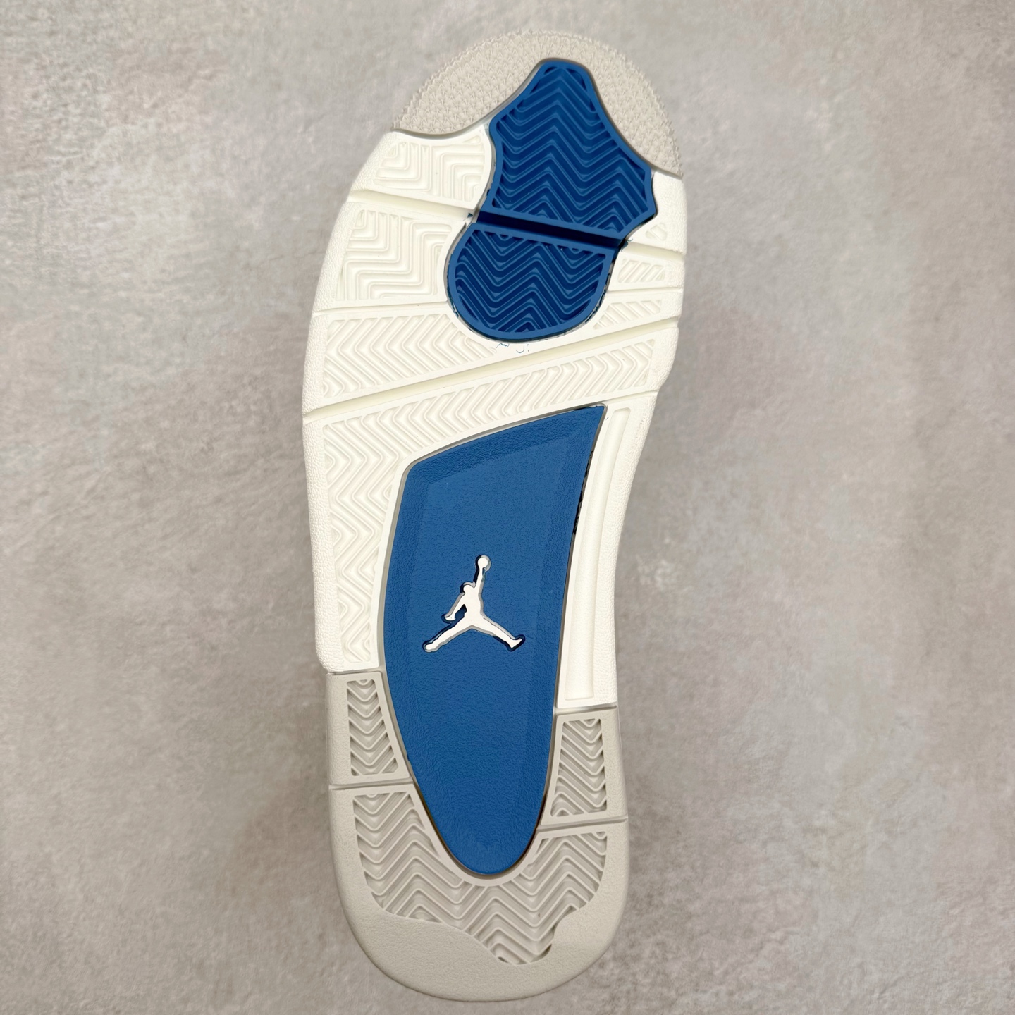 图片[9]-＃纯原福利 Air Jordan AJ4 Retro 系列 大厂出品 全头层加持 原鞋原楦原纸板同源开发 完美呈现乔4的版型 内侧正确双色网格 还原细节 原厂皮料 正确气垫颜色 正确网格工艺 正确拉帮工艺 全鞋原装材料制作 原档案原模具打造 支持全方位与正品对比 尺码：40 40.5 41 42 42.5 43 44 44.5 45 46 47.5-选品中心