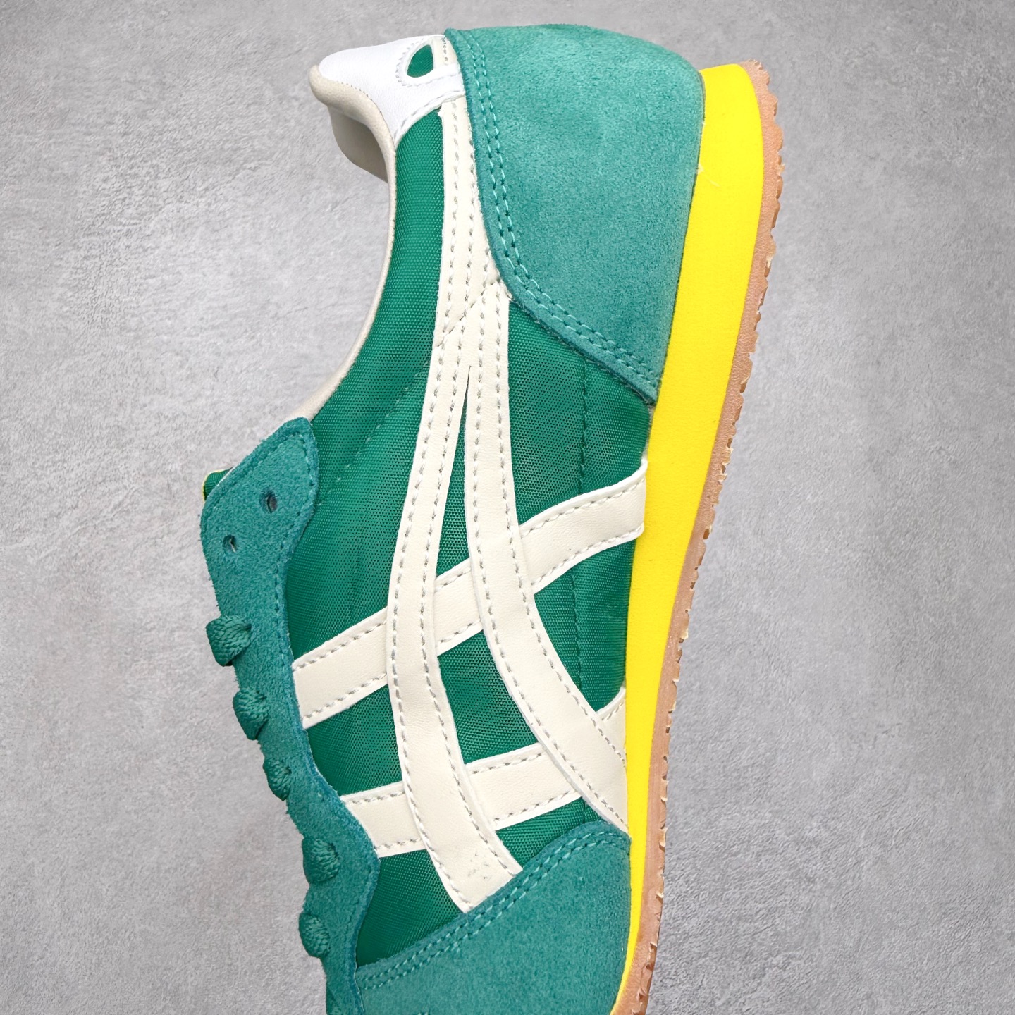 图片[7]-Onitsuka 鬼冢虎 Serrano系列 潮流舒适轻便生活休闲鞋 上架实拍鞋面采用翻毛皮和牛津布面设计制作，透气性好，包裹感很强。鞋底采用防滑耐磨橡胶大底，脚感轻便舒适。鞋掌做了加宽处理，穿着更加舒适。尺码：36 37 37.5 38 39 39.5 40 40.5 41.5 42 42.5 43.5 44 45-选品中心