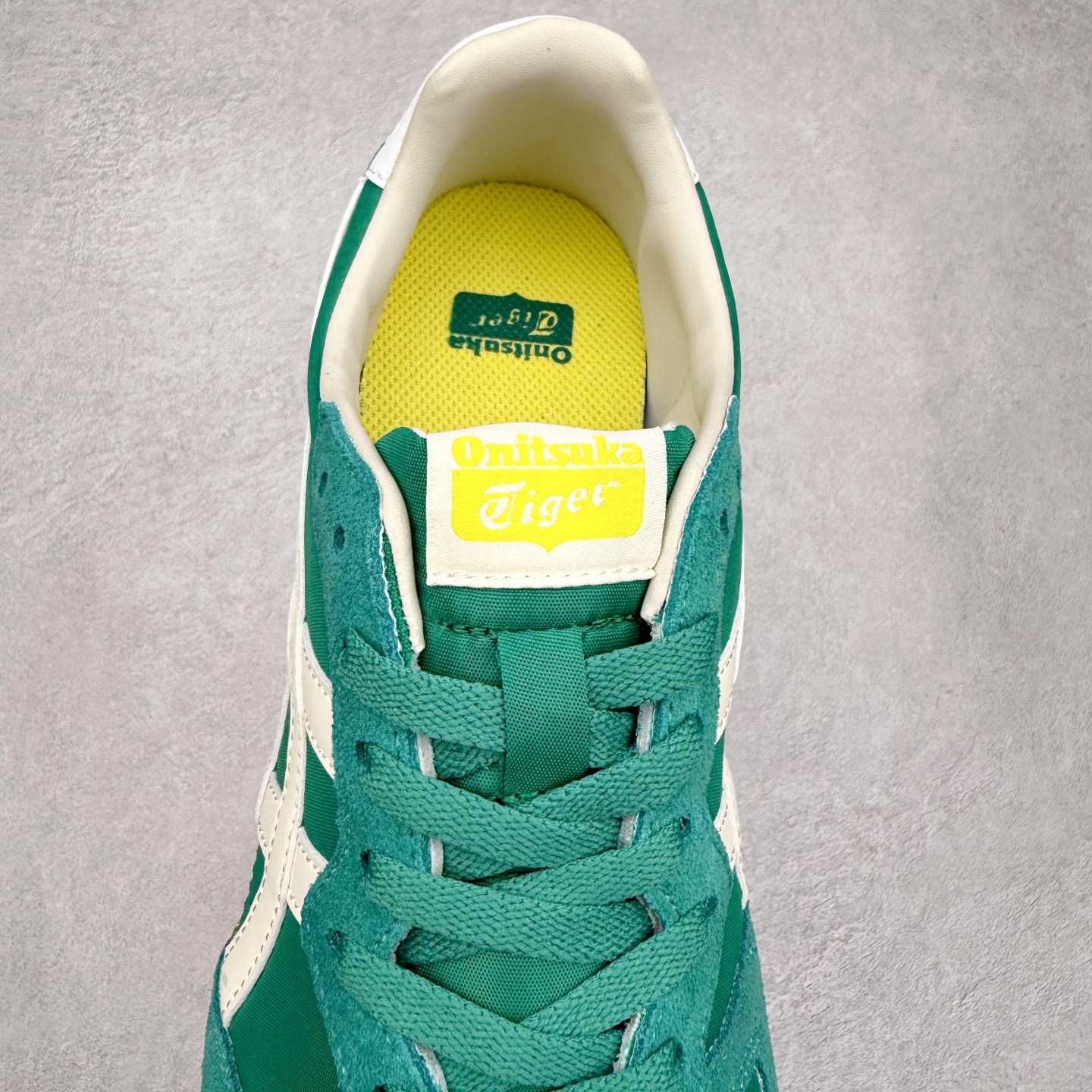 图片[5]-Onitsuka 鬼冢虎 Serrano系列 潮流舒适轻便生活休闲鞋 上架实拍鞋面采用翻毛皮和牛津布面设计制作，透气性好，包裹感很强。鞋底采用防滑耐磨橡胶大底，脚感轻便舒适。鞋掌做了加宽处理，穿着更加舒适。尺码：36 37 37.5 38 39 39.5 40 40.5 41.5 42 42.5 43.5 44 45-选品中心