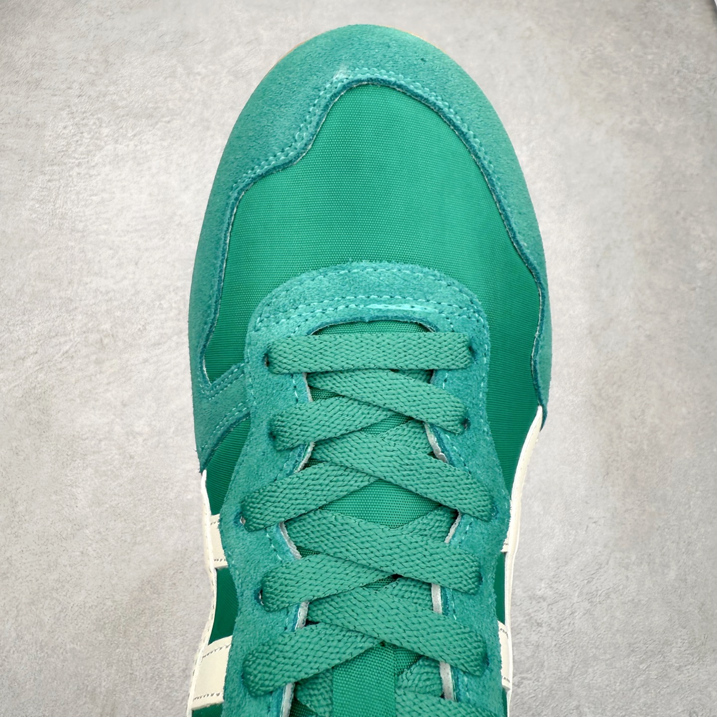 图片[4]-Onitsuka 鬼冢虎 Serrano系列 潮流舒适轻便生活休闲鞋 上架实拍鞋面采用翻毛皮和牛津布面设计制作，透气性好，包裹感很强。鞋底采用防滑耐磨橡胶大底，脚感轻便舒适。鞋掌做了加宽处理，穿着更加舒适。尺码：36 37 37.5 38 39 39.5 40 40.5 41.5 42 42.5 43.5 44 45-选品中心