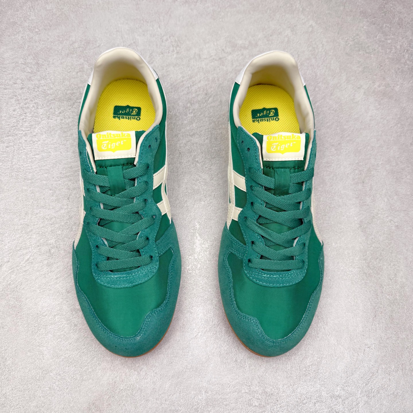 图片[2]-Onitsuka 鬼冢虎 Serrano系列 潮流舒适轻便生活休闲鞋 上架实拍鞋面采用翻毛皮和牛津布面设计制作，透气性好，包裹感很强。鞋底采用防滑耐磨橡胶大底，脚感轻便舒适。鞋掌做了加宽处理，穿着更加舒适。尺码：36 37 37.5 38 39 39.5 40 40.5 41.5 42 42.5 43.5 44 45-选品中心