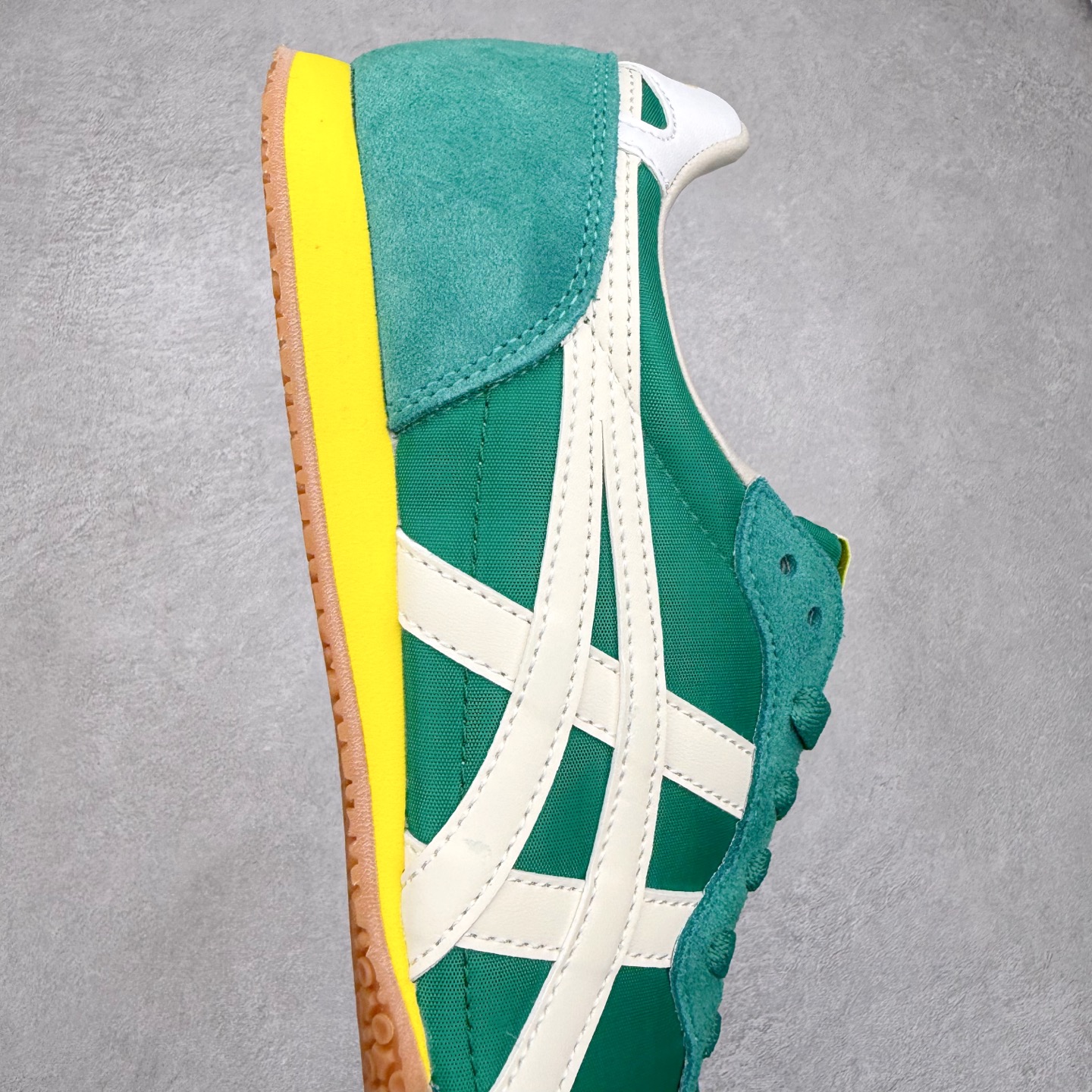 图片[6]-Onitsuka 鬼冢虎 Serrano系列 潮流舒适轻便生活休闲鞋 上架实拍鞋面采用翻毛皮和牛津布面设计制作，透气性好，包裹感很强。鞋底采用防滑耐磨橡胶大底，脚感轻便舒适。鞋掌做了加宽处理，穿着更加舒适。尺码：36 37 37.5 38 39 39.5 40 40.5 41.5 42 42.5 43.5 44 45-选品中心