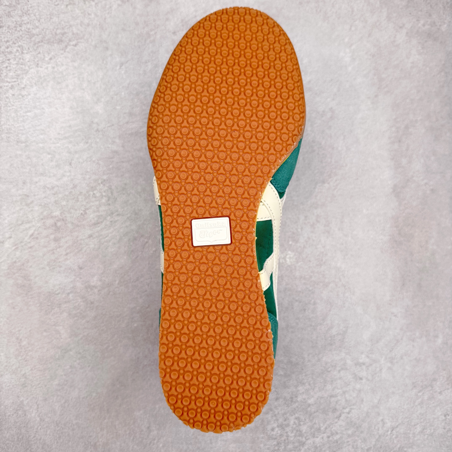 图片[9]-Onitsuka 鬼冢虎 Serrano系列 潮流舒适轻便生活休闲鞋 上架实拍鞋面采用翻毛皮和牛津布面设计制作，透气性好，包裹感很强。鞋底采用防滑耐磨橡胶大底，脚感轻便舒适。鞋掌做了加宽处理，穿着更加舒适。尺码：36 37 37.5 38 39 39.5 40 40.5 41.5 42 42.5 43.5 44 45-选品中心