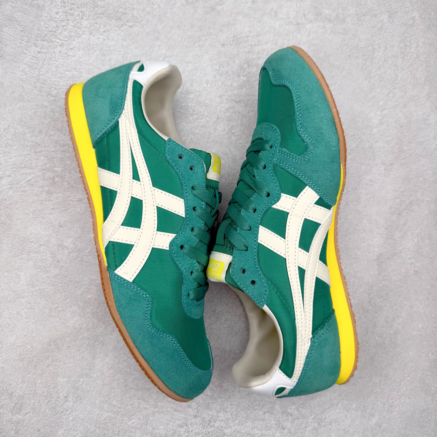 图片[3]-Onitsuka 鬼冢虎 Serrano系列 潮流舒适轻便生活休闲鞋 上架实拍鞋面采用翻毛皮和牛津布面设计制作，透气性好，包裹感很强。鞋底采用防滑耐磨橡胶大底，脚感轻便舒适。鞋掌做了加宽处理，穿着更加舒适。尺码：36 37 37.5 38 39 39.5 40 40.5 41.5 42 42.5 43.5 44 45-选品中心