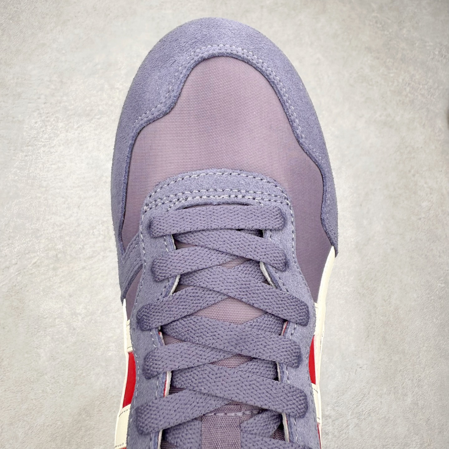 图片[4]-Onitsuka 鬼冢虎 Serrano系列 潮流舒适轻便生活休闲鞋 上架实拍鞋面采用翻毛皮和牛津布面设计制作，透气性好，包裹感很强。鞋底采用防滑耐磨橡胶大底，脚感轻便舒适。鞋掌做了加宽处理，穿着更加舒适。尺码：36 37 37.5 38 39 39.5 40 40.5 41.5 42 42.5 43.5 44 45-选品中心