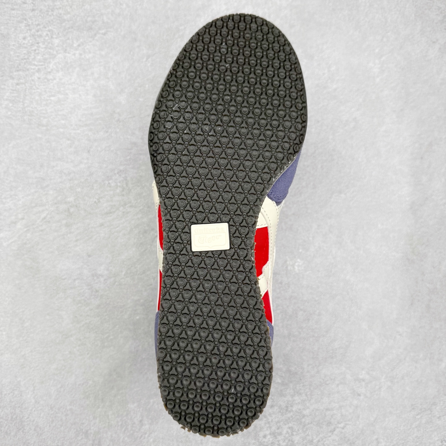 图片[9]-Onitsuka 鬼冢虎 Serrano系列 潮流舒适轻便生活休闲鞋 上架实拍鞋面采用翻毛皮和牛津布面设计制作，透气性好，包裹感很强。鞋底采用防滑耐磨橡胶大底，脚感轻便舒适。鞋掌做了加宽处理，穿着更加舒适。尺码：36 37 37.5 38 39 39.5 40 40.5 41.5 42 42.5 43.5 44 45-选品中心