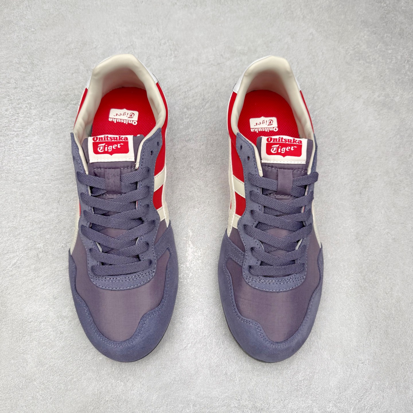 图片[2]-Onitsuka 鬼冢虎 Serrano系列 潮流舒适轻便生活休闲鞋 上架实拍鞋面采用翻毛皮和牛津布面设计制作，透气性好，包裹感很强。鞋底采用防滑耐磨橡胶大底，脚感轻便舒适。鞋掌做了加宽处理，穿着更加舒适。尺码：36 37 37.5 38 39 39.5 40 40.5 41.5 42 42.5 43.5 44 45-选品中心