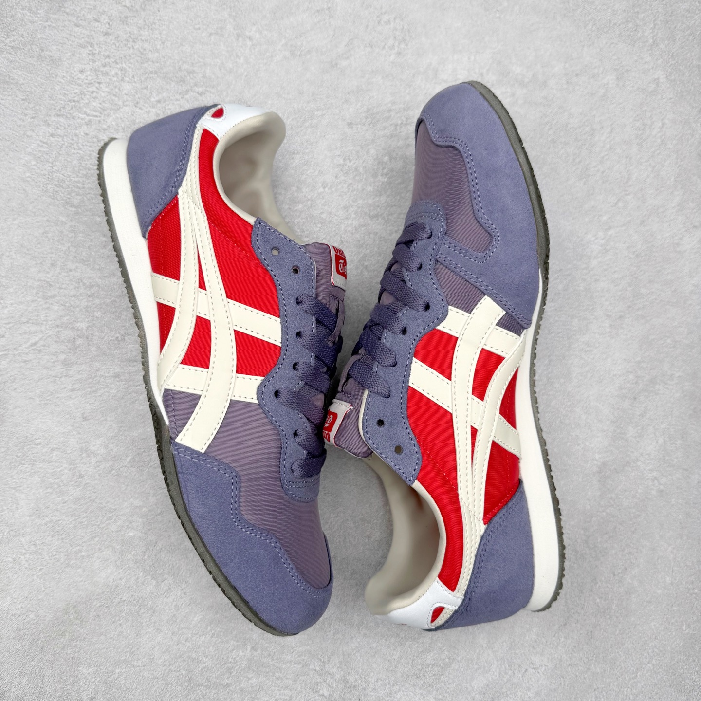 图片[3]-Onitsuka 鬼冢虎 Serrano系列 潮流舒适轻便生活休闲鞋 上架实拍鞋面采用翻毛皮和牛津布面设计制作，透气性好，包裹感很强。鞋底采用防滑耐磨橡胶大底，脚感轻便舒适。鞋掌做了加宽处理，穿着更加舒适。尺码：36 37 37.5 38 39 39.5 40 40.5 41.5 42 42.5 43.5 44 45-选品中心