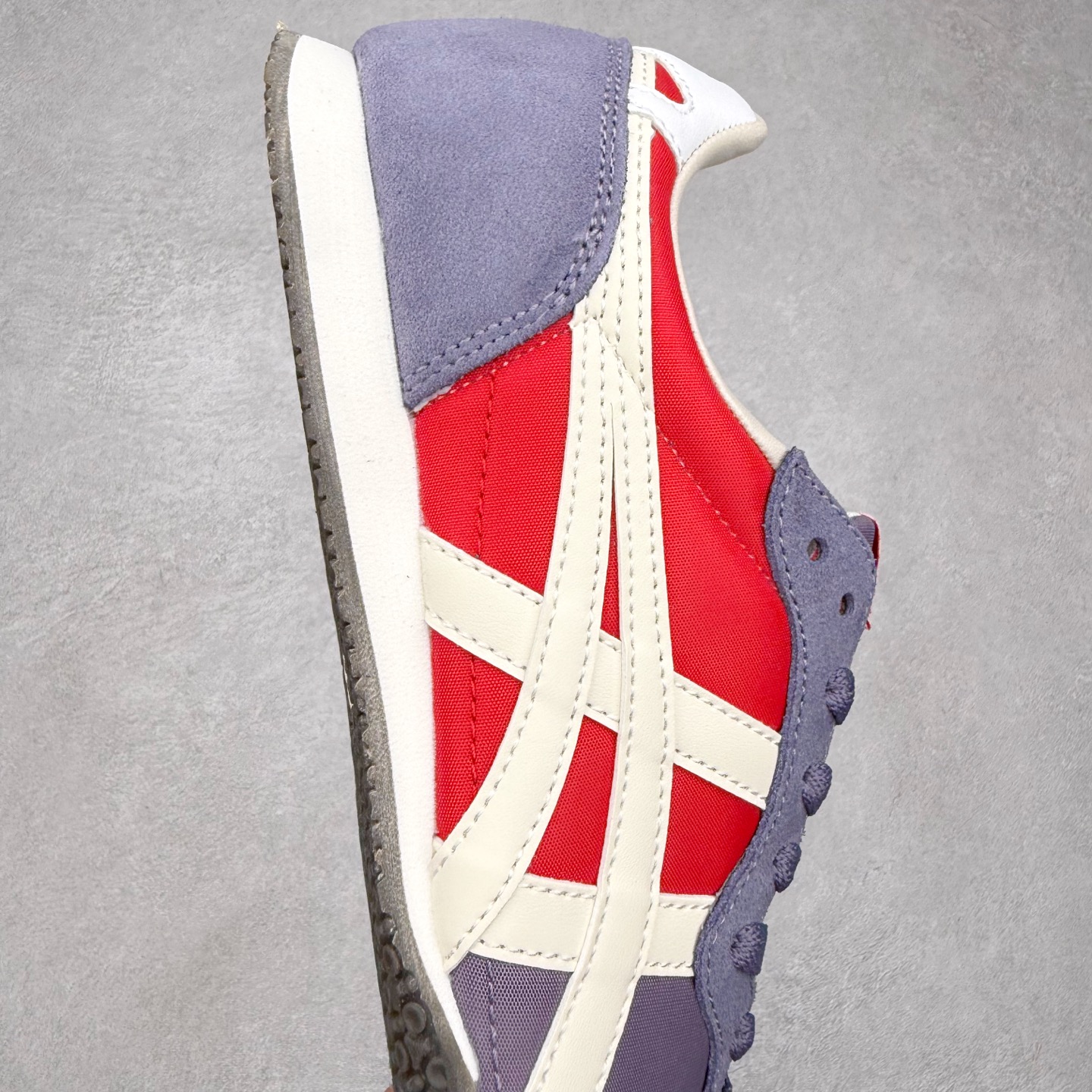 图片[6]-Onitsuka 鬼冢虎 Serrano系列 潮流舒适轻便生活休闲鞋 上架实拍鞋面采用翻毛皮和牛津布面设计制作，透气性好，包裹感很强。鞋底采用防滑耐磨橡胶大底，脚感轻便舒适。鞋掌做了加宽处理，穿着更加舒适。尺码：36 37 37.5 38 39 39.5 40 40.5 41.5 42 42.5 43.5 44 45-选品中心