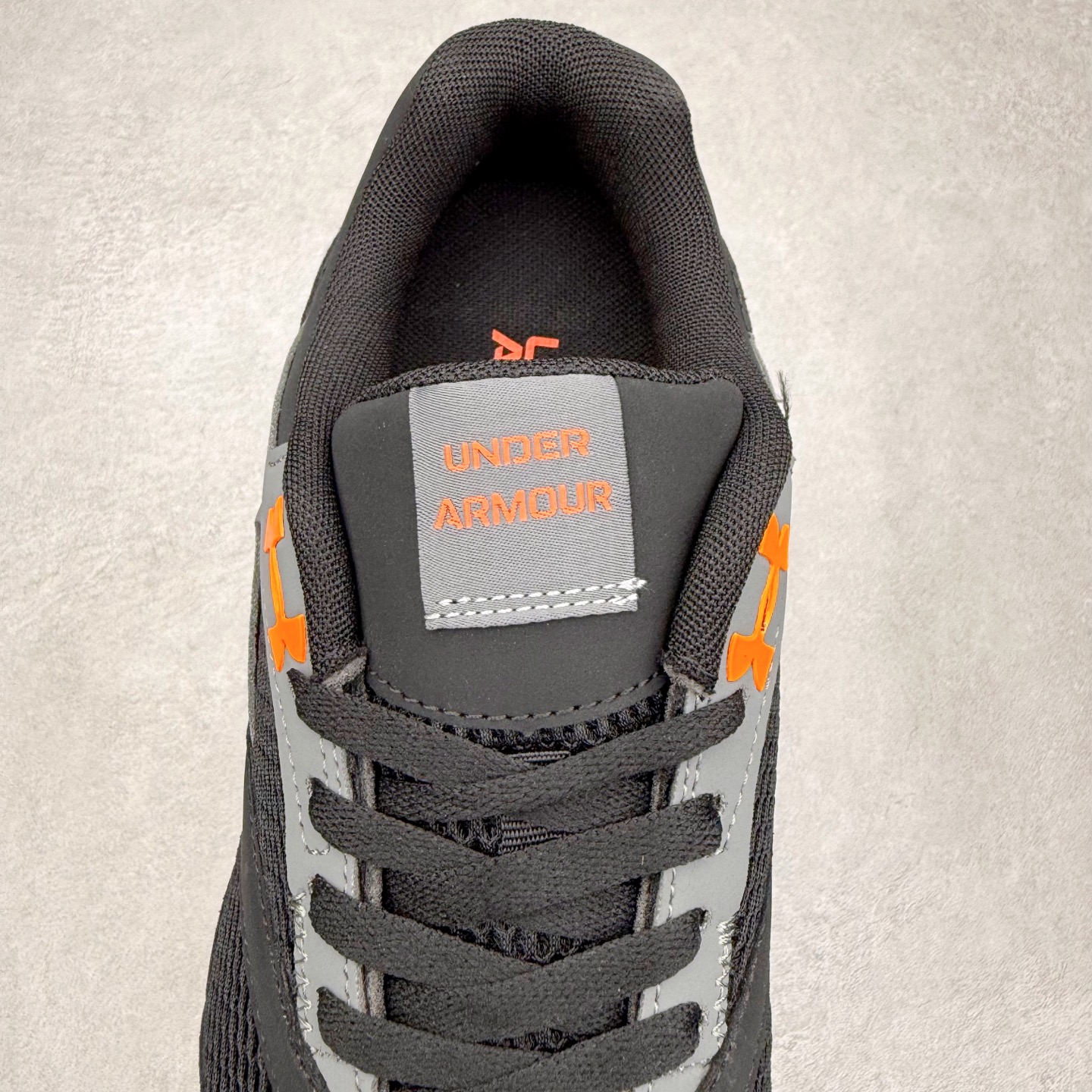 图片[5]-UA安德玛（UNDERARMOUR）Jogger透气运动跑步休闲鞋 运动与生活的完美融合，安德玛Jogger简约而不失时尚感。其线条流畅自然，整体造型符合当下流行的运动休闲风格。经典的黑色配色，低调又百搭，无论是搭配运动裤、牛仔裤还是休闲短裤，都能相得益彰，让你在各种场合都能自信展现个人风格。鞋面上的品牌标识简洁醒目，既彰显了品牌身份，又增添了一份精致感。鞋面采用高品质透气材料，能够让空气自由流通，保持脚部干爽舒适。即使在长时间运动或炎热天气下，也不用担心脚部闷热出汗。同时，这种材料还具备一定的耐磨性，不易磨损，延长了鞋子的使用寿命。鞋底则选用了轻量、防滑且耐磨的材质，具备良好的抓地力，无论是在跑步、健身还是日常行走时，都能为你提供稳定的支撑，有效减少滑倒的风险。此外，鞋底的减震效果也十分出色，能有效缓解运动时对脚部的冲击，保护你的关节健康。尺码： 40 41 42 43 44 45-选品中心