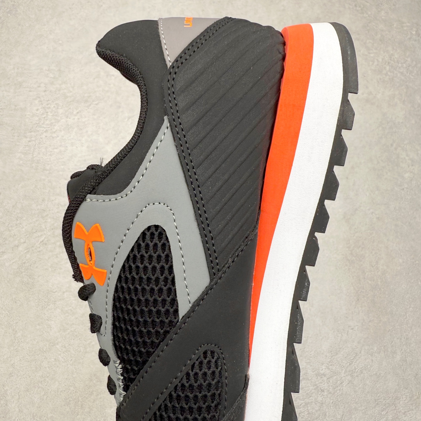 图片[7]-UA安德玛（UNDERARMOUR）Jogger透气运动跑步休闲鞋 运动与生活的完美融合，安德玛Jogger简约而不失时尚感。其线条流畅自然，整体造型符合当下流行的运动休闲风格。经典的黑色配色，低调又百搭，无论是搭配运动裤、牛仔裤还是休闲短裤，都能相得益彰，让你在各种场合都能自信展现个人风格。鞋面上的品牌标识简洁醒目，既彰显了品牌身份，又增添了一份精致感。鞋面采用高品质透气材料，能够让空气自由流通，保持脚部干爽舒适。即使在长时间运动或炎热天气下，也不用担心脚部闷热出汗。同时，这种材料还具备一定的耐磨性，不易磨损，延长了鞋子的使用寿命。鞋底则选用了轻量、防滑且耐磨的材质，具备良好的抓地力，无论是在跑步、健身还是日常行走时，都能为你提供稳定的支撑，有效减少滑倒的风险。此外，鞋底的减震效果也十分出色，能有效缓解运动时对脚部的冲击，保护你的关节健康。尺码： 40 41 42 43 44 45-选品中心