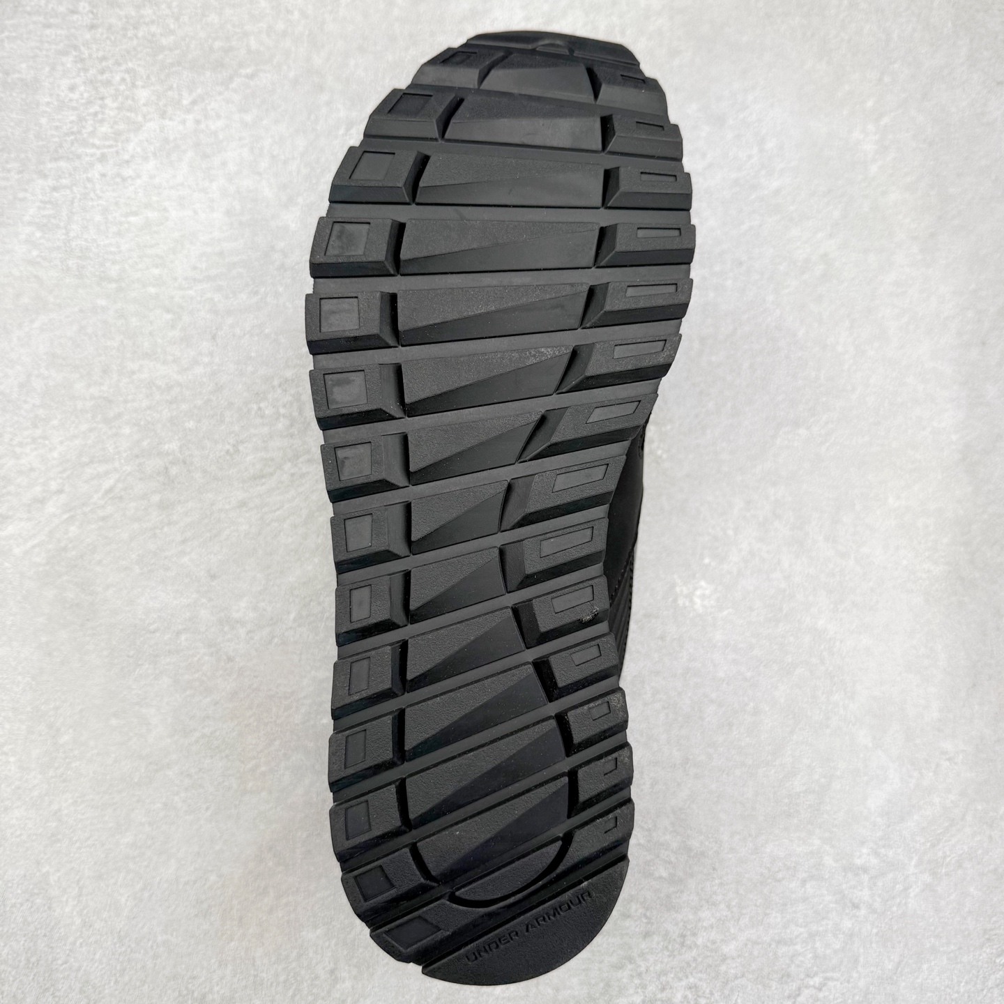 图片[9]-UA安德玛（UNDERARMOUR）Jogger透气运动跑步休闲鞋 运动与生活的完美融合，安德玛Jogger简约而不失时尚感。其线条流畅自然，整体造型符合当下流行的运动休闲风格。经典的黑色配色，低调又百搭，无论是搭配运动裤、牛仔裤还是休闲短裤，都能相得益彰，让你在各种场合都能自信展现个人风格。鞋面上的品牌标识简洁醒目，既彰显了品牌身份，又增添了一份精致感。鞋面采用高品质透气材料，能够让空气自由流通，保持脚部干爽舒适。即使在长时间运动或炎热天气下，也不用担心脚部闷热出汗。同时，这种材料还具备一定的耐磨性，不易磨损，延长了鞋子的使用寿命。鞋底则选用了轻量、防滑且耐磨的材质，具备良好的抓地力，无论是在跑步、健身还是日常行走时，都能为你提供稳定的支撑，有效减少滑倒的风险。此外，鞋底的减震效果也十分出色，能有效缓解运动时对脚部的冲击，保护你的关节健康。尺码： 40 41 42 43 44 45-选品中心